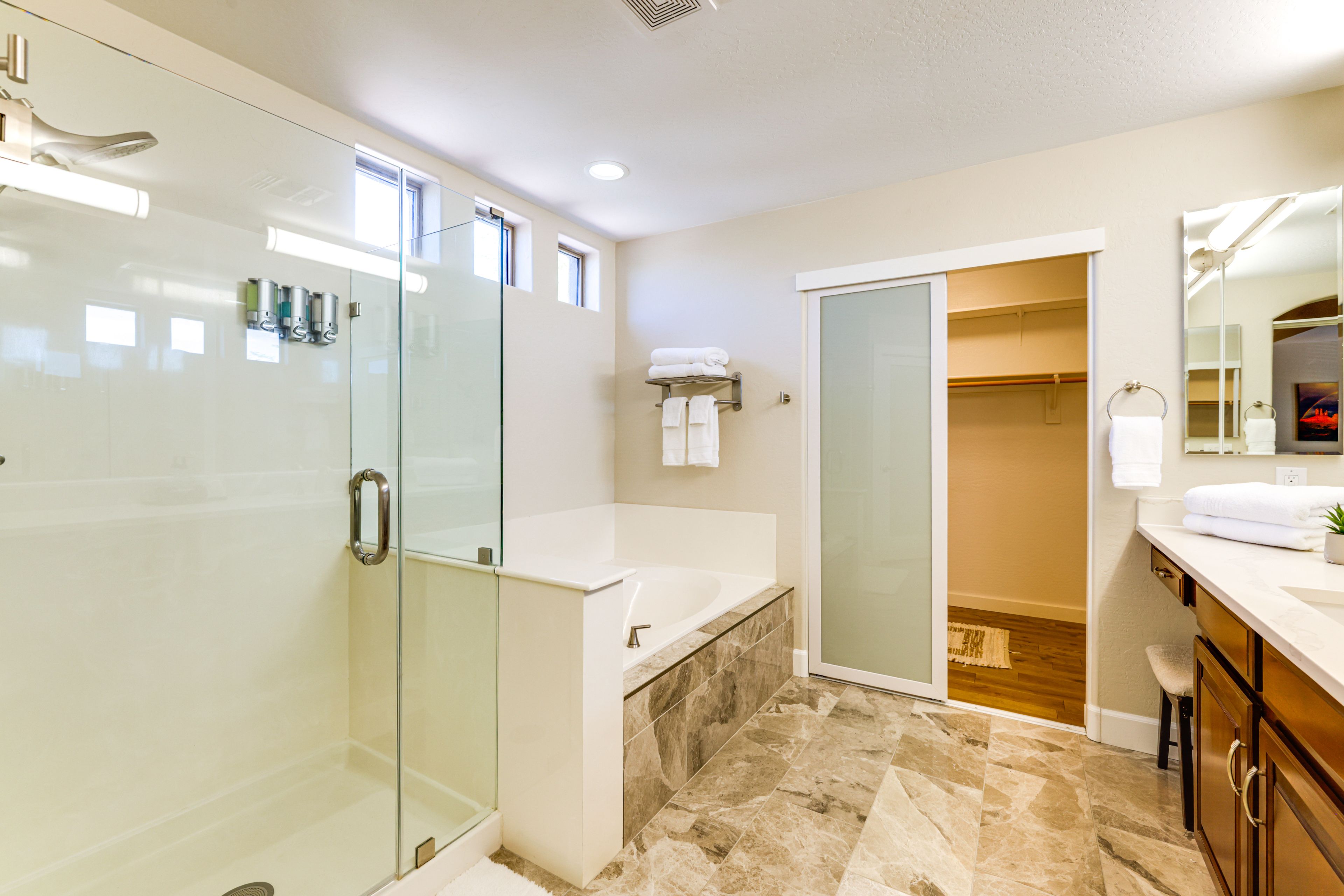 Full Bathroom | 2nd Floor | Towels Provided