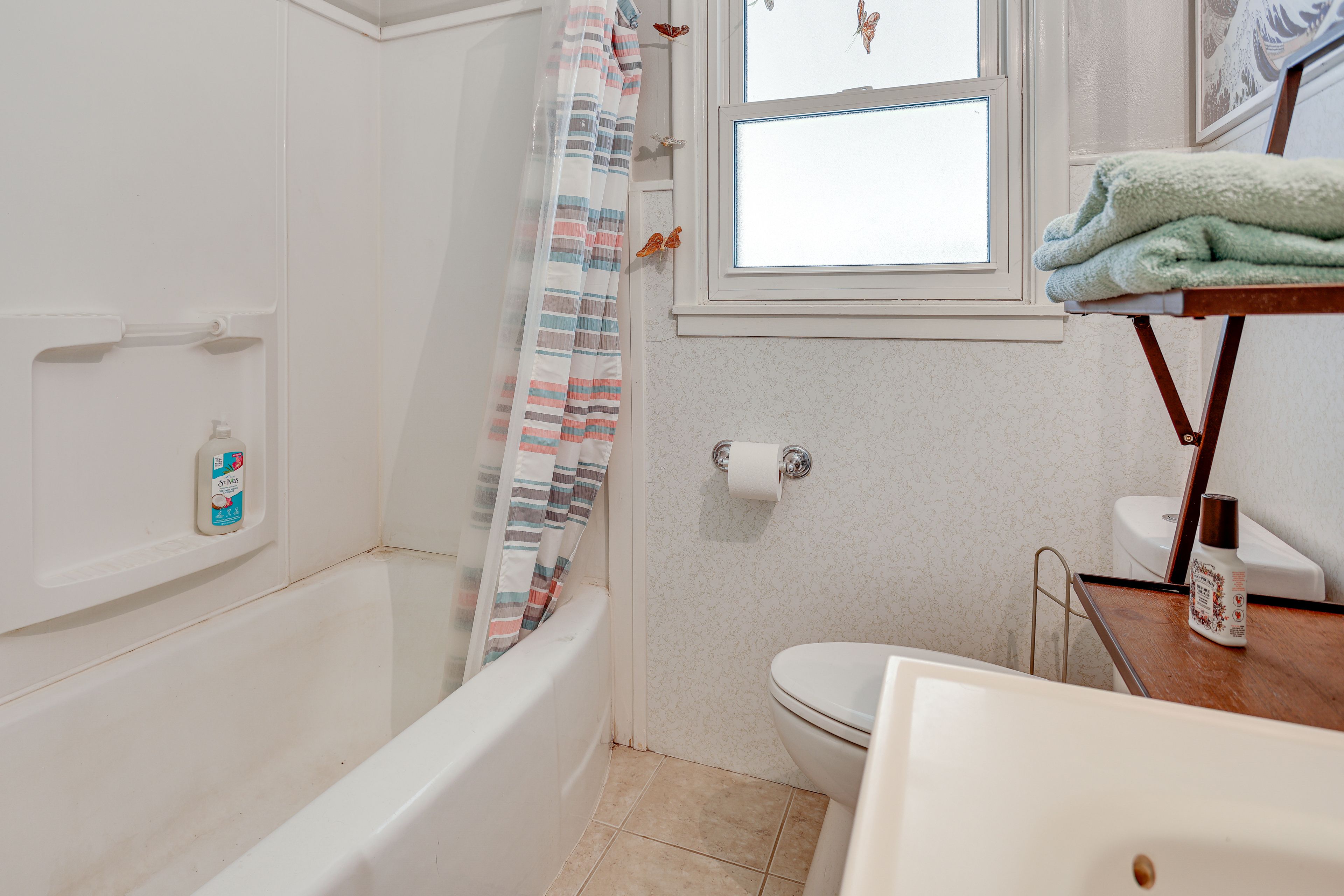 Full Bathroom | Towels Provided