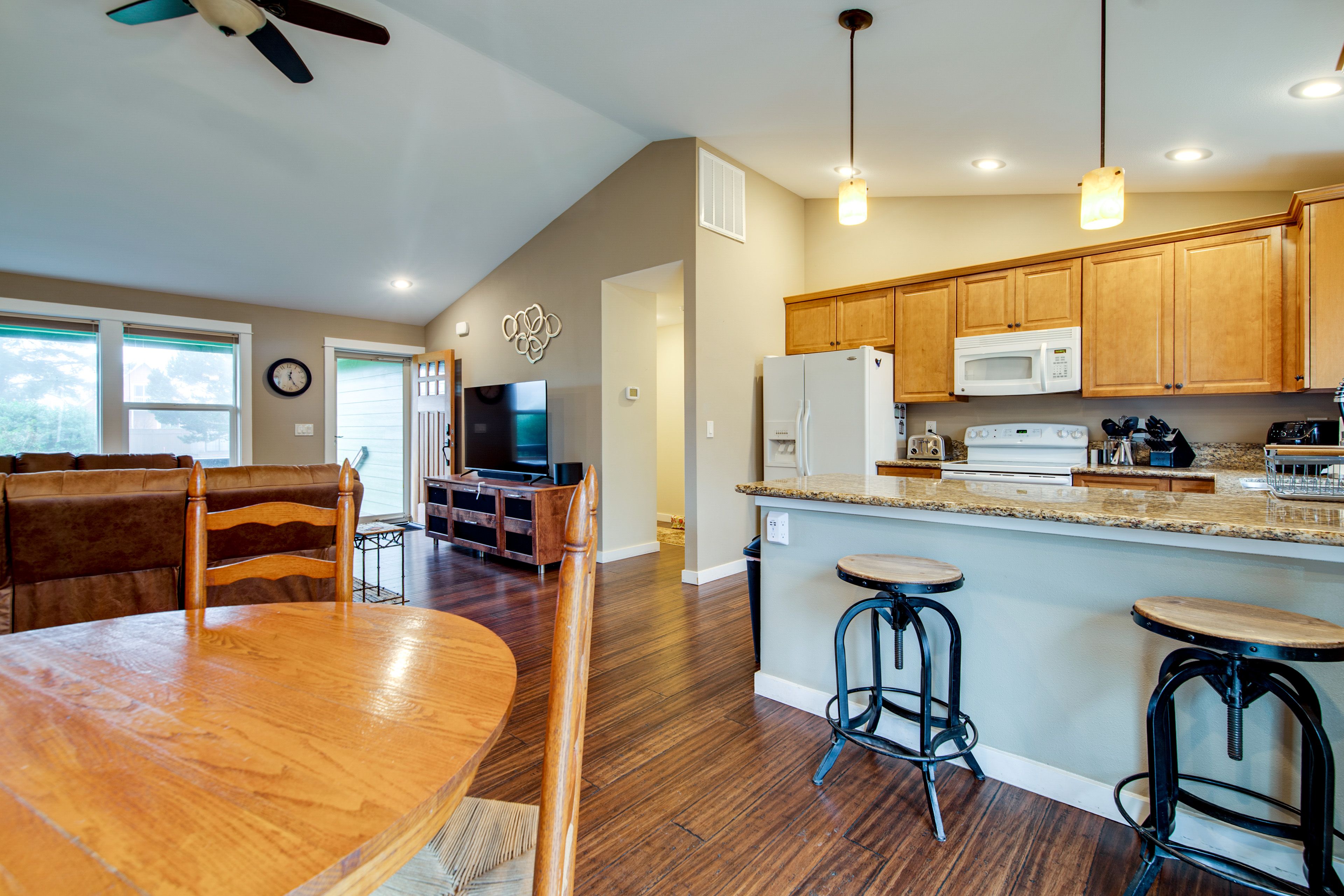 Dining Table | Breakfast Bar | Kitchen