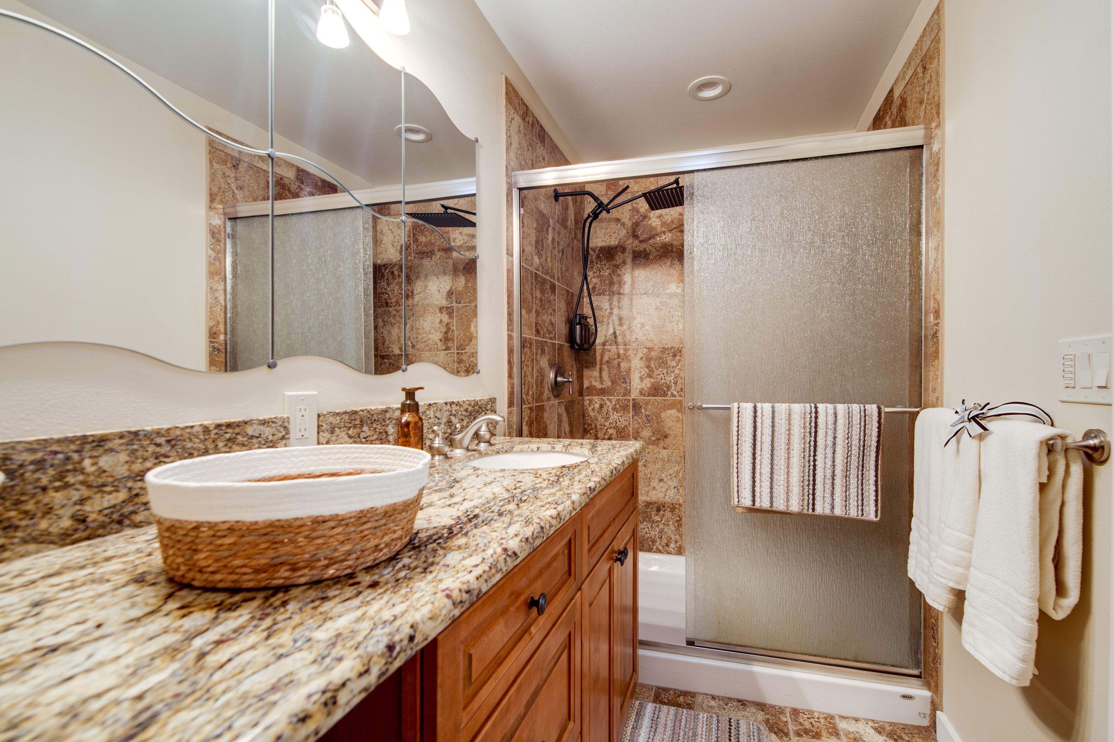 Full Bathroom | Towels Provided