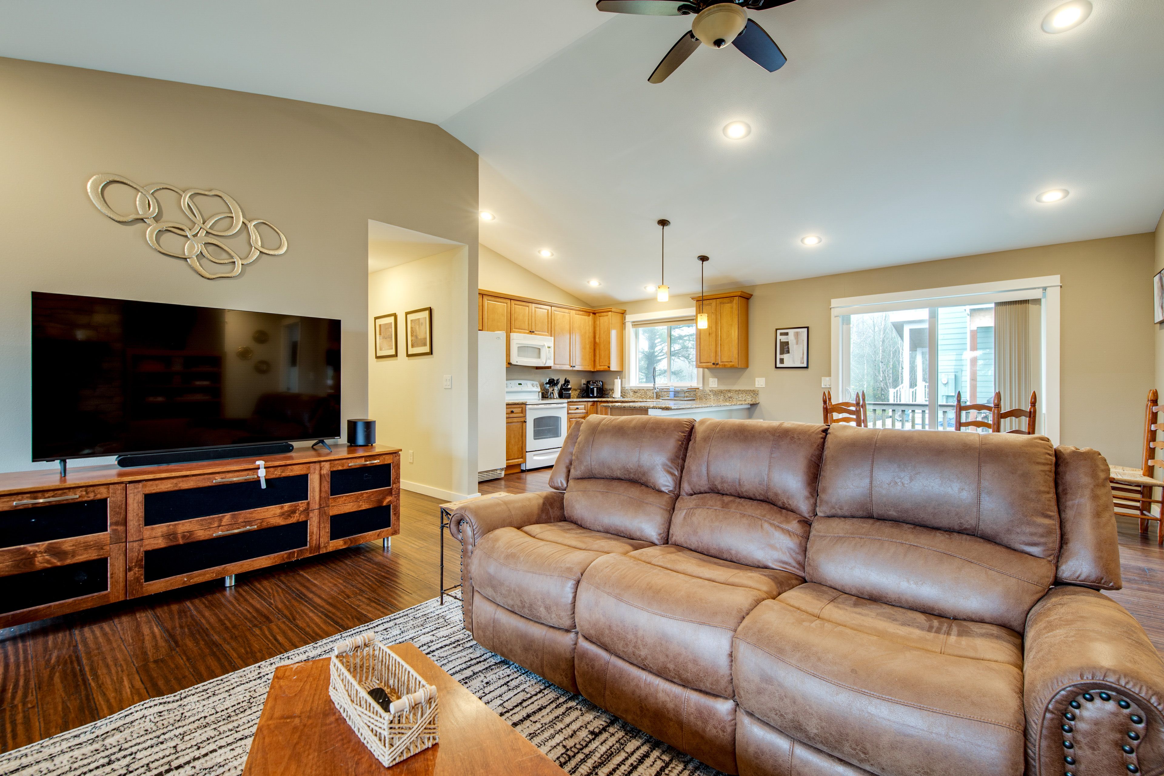 Living Area | TV | Gas Fireplace | Board Games