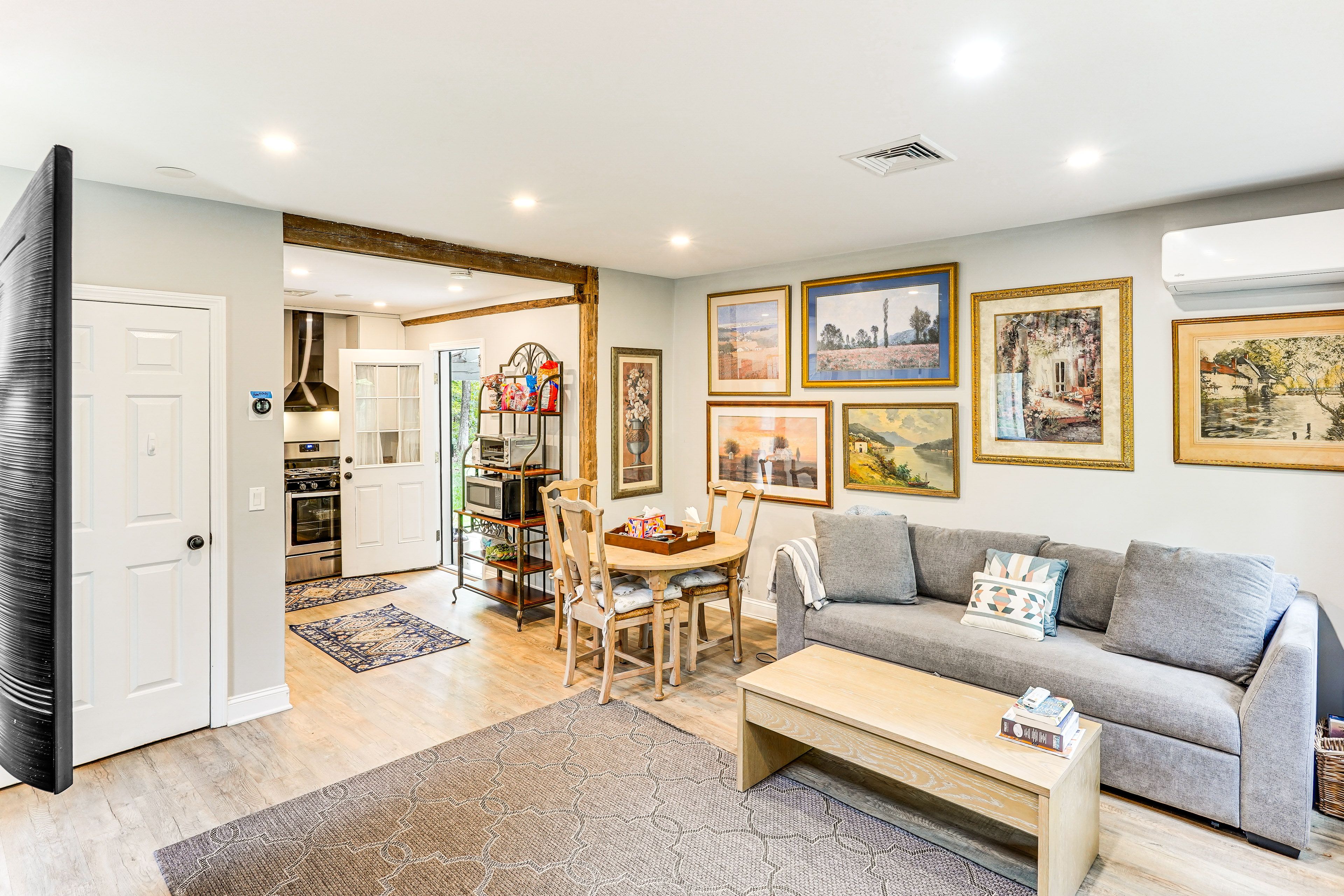 Living Room | Free WiFi | Smart TV | Queen Sleeper Sofa | 1st Floor