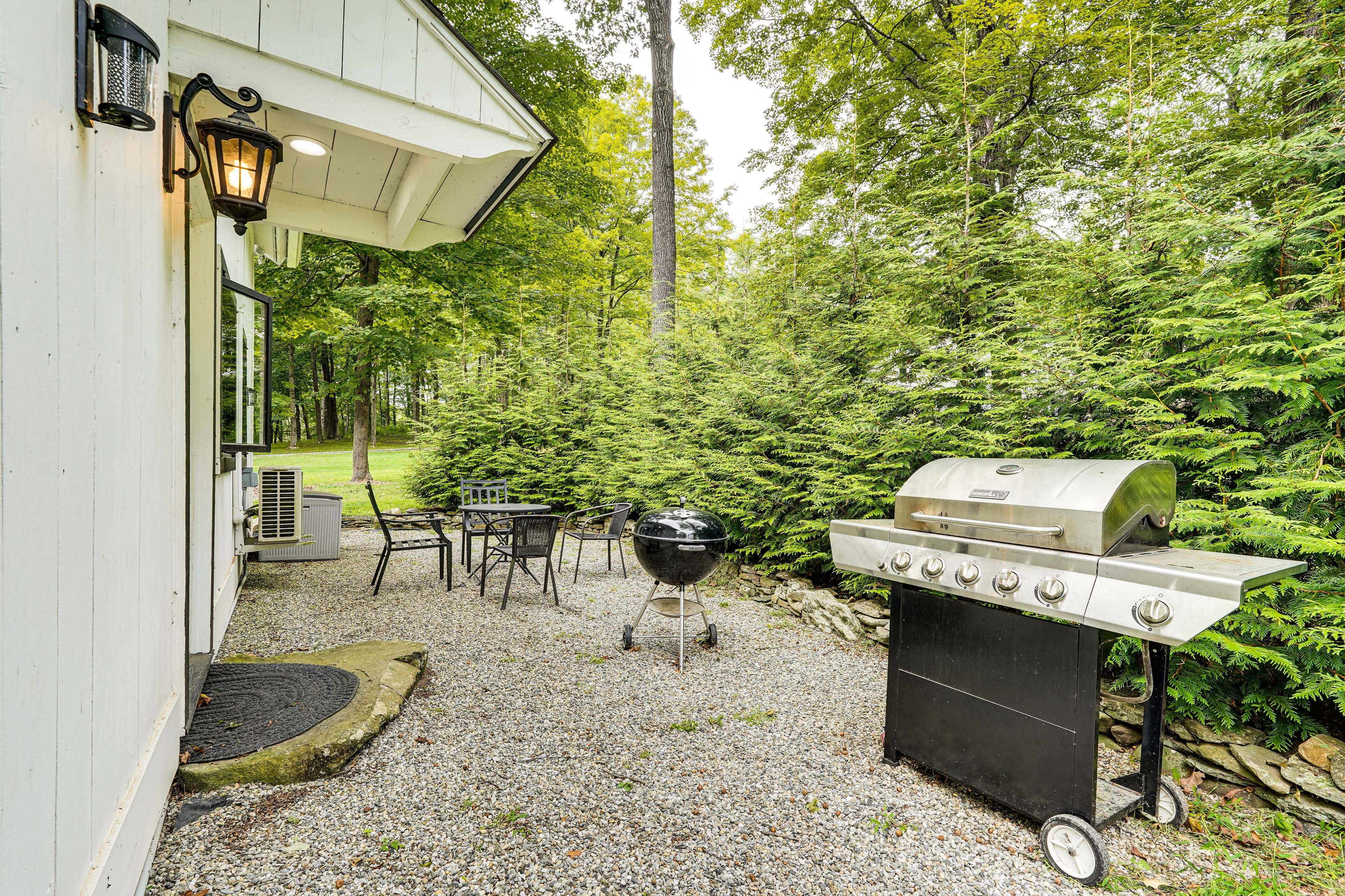 Outdoor Dining Area | Charcoal & Gas Grills