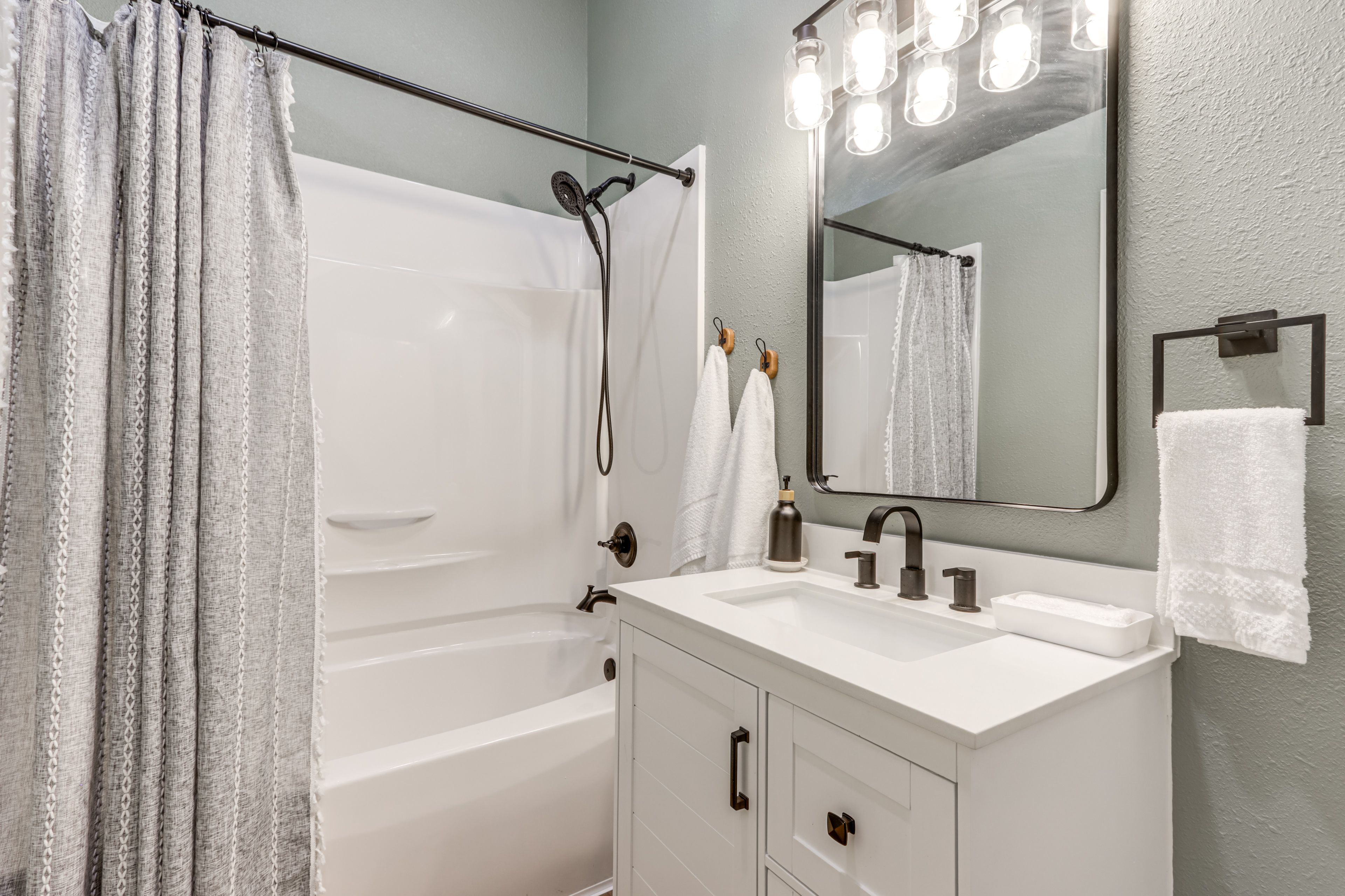 En-Suite Bathroom | Towels Provided | Washer & Dryer