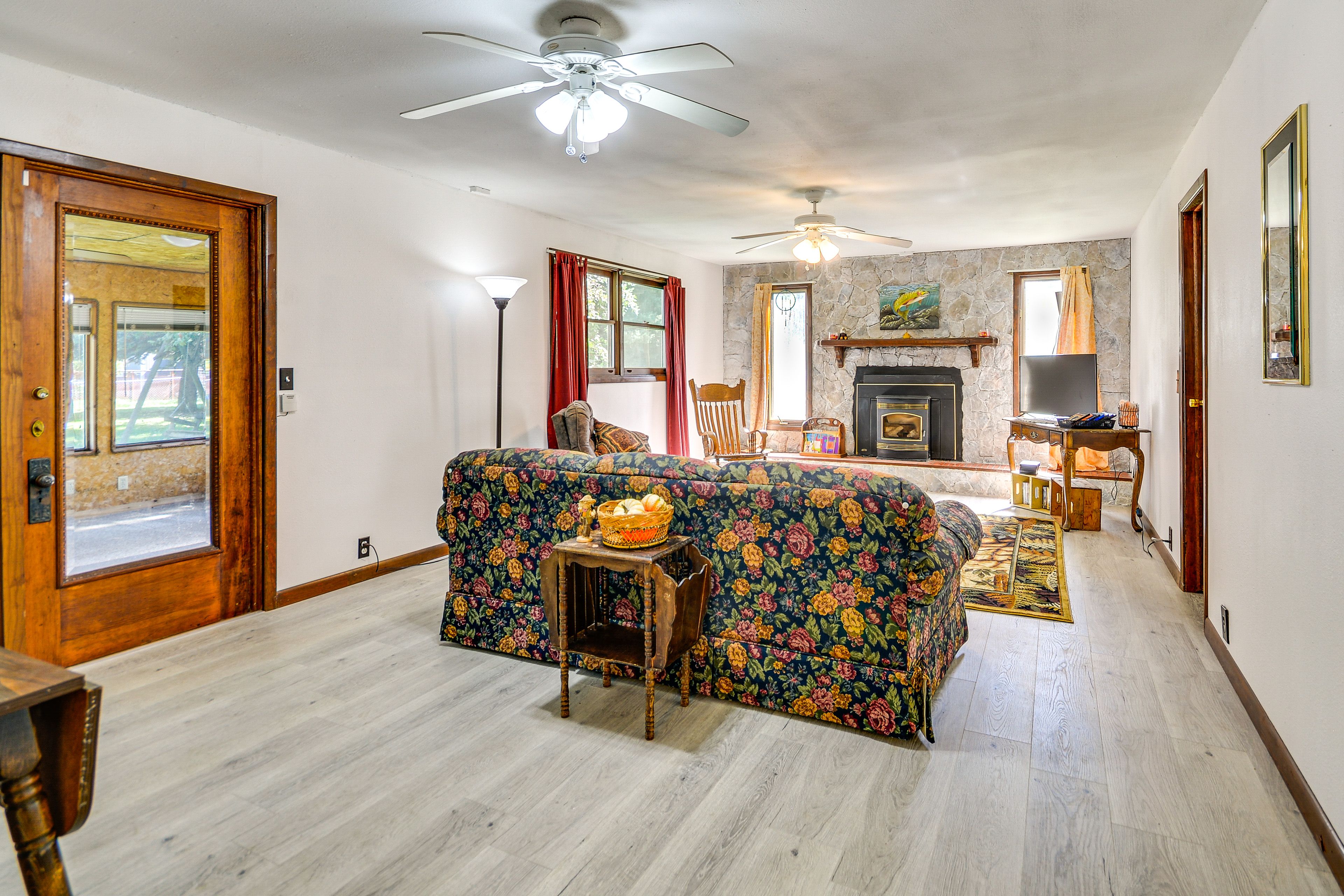 Living Room | Pellet Stove | Smart TV