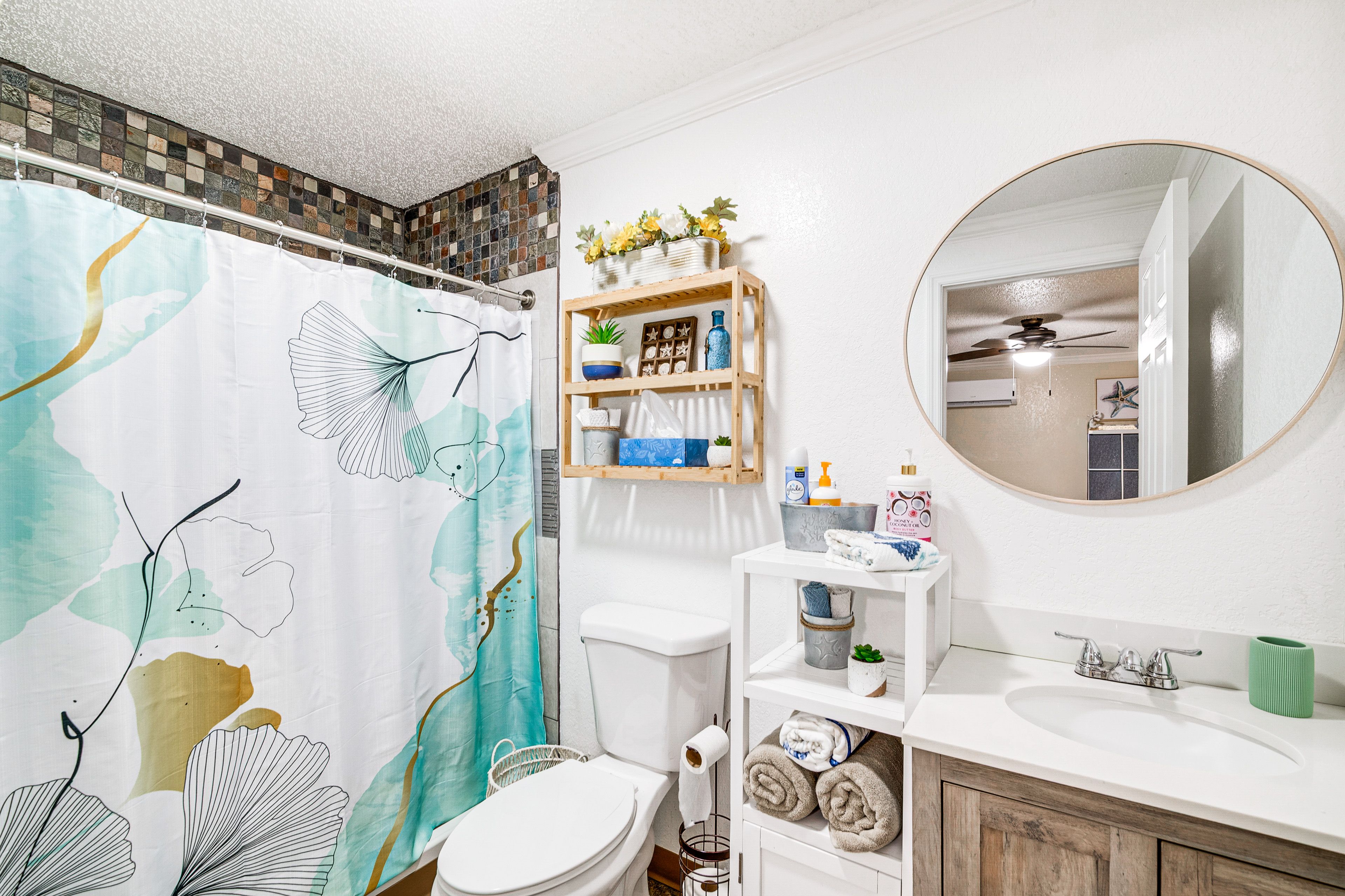 Full Bathroom | Towels Provided | Complimentary Toiletries