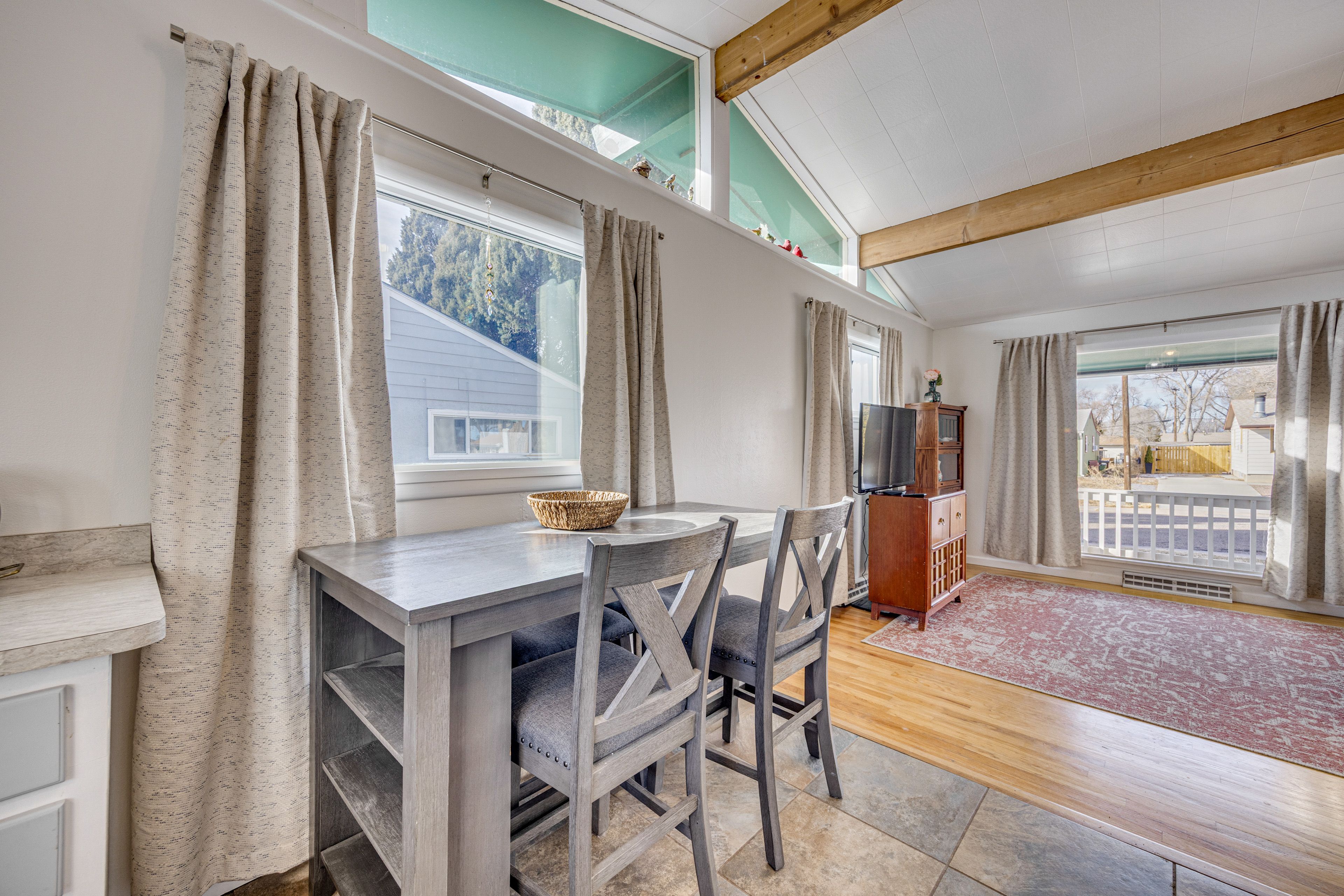 Dining Area | Dishware/Flatware Provided