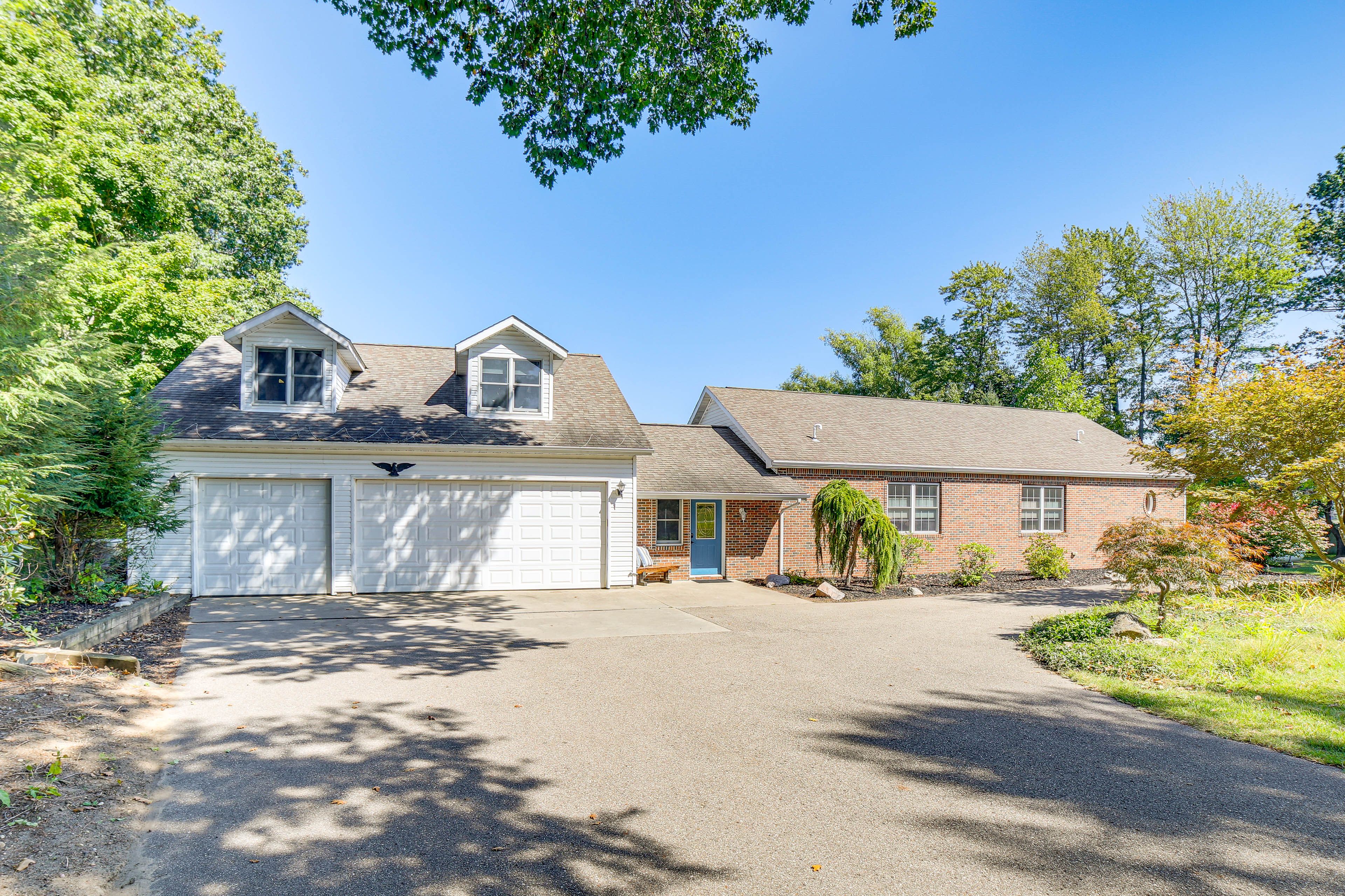 Exterior | Driveway (6 Vehicles) | Trailer/Boat Parking