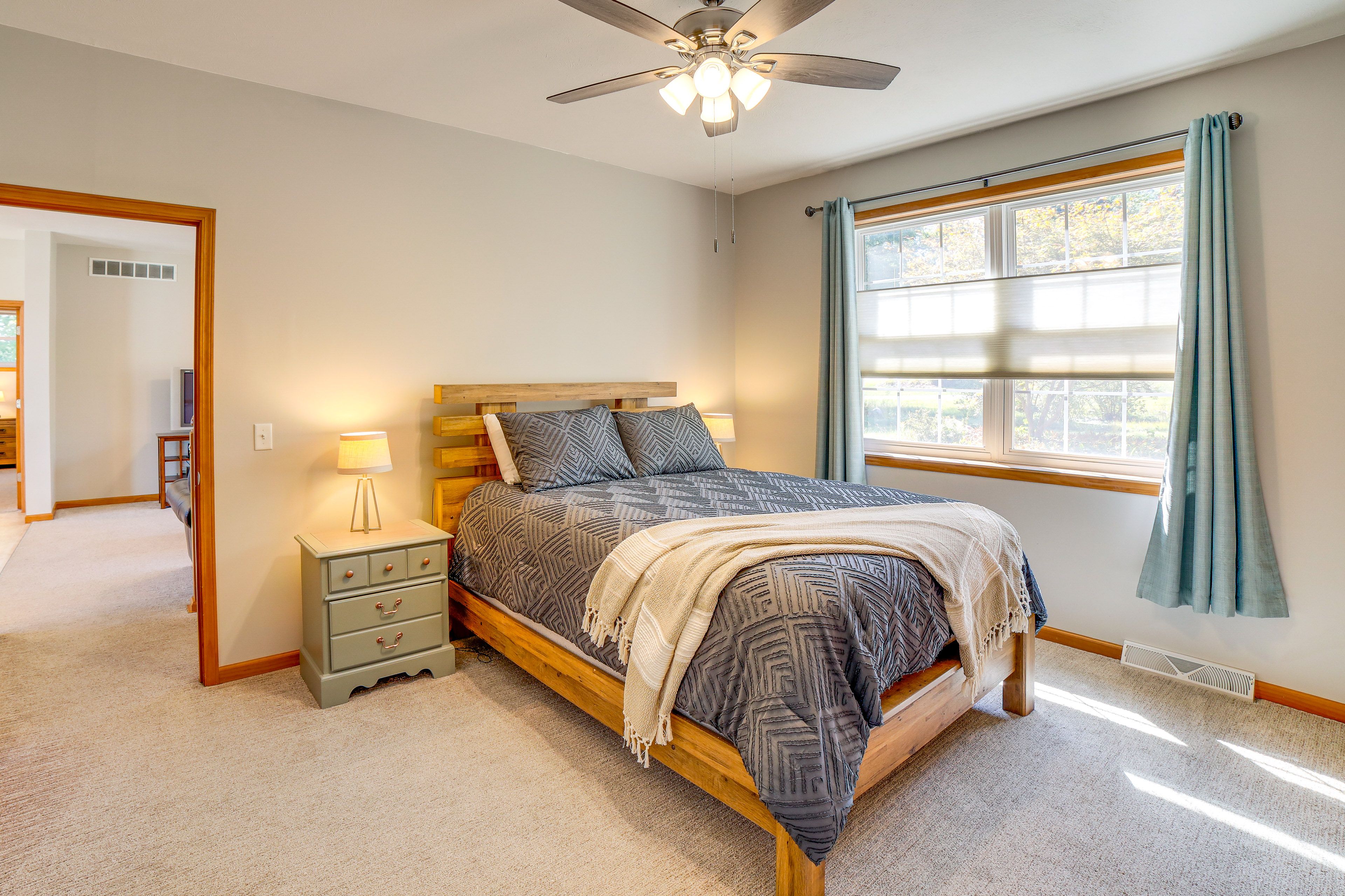 Bedroom 2 | Queen Bed | Main Floor