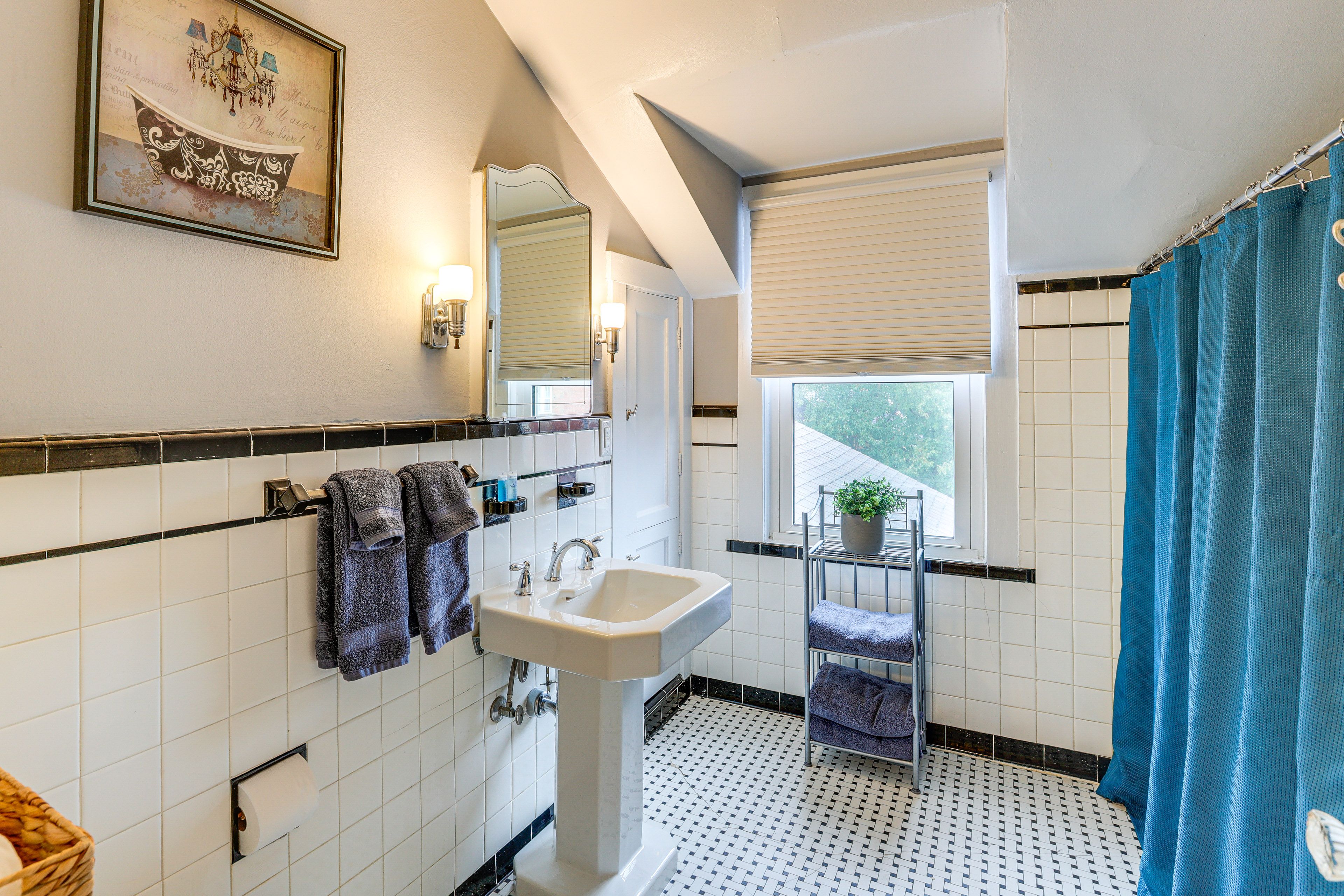 Full Bathroom | 2nd Floor