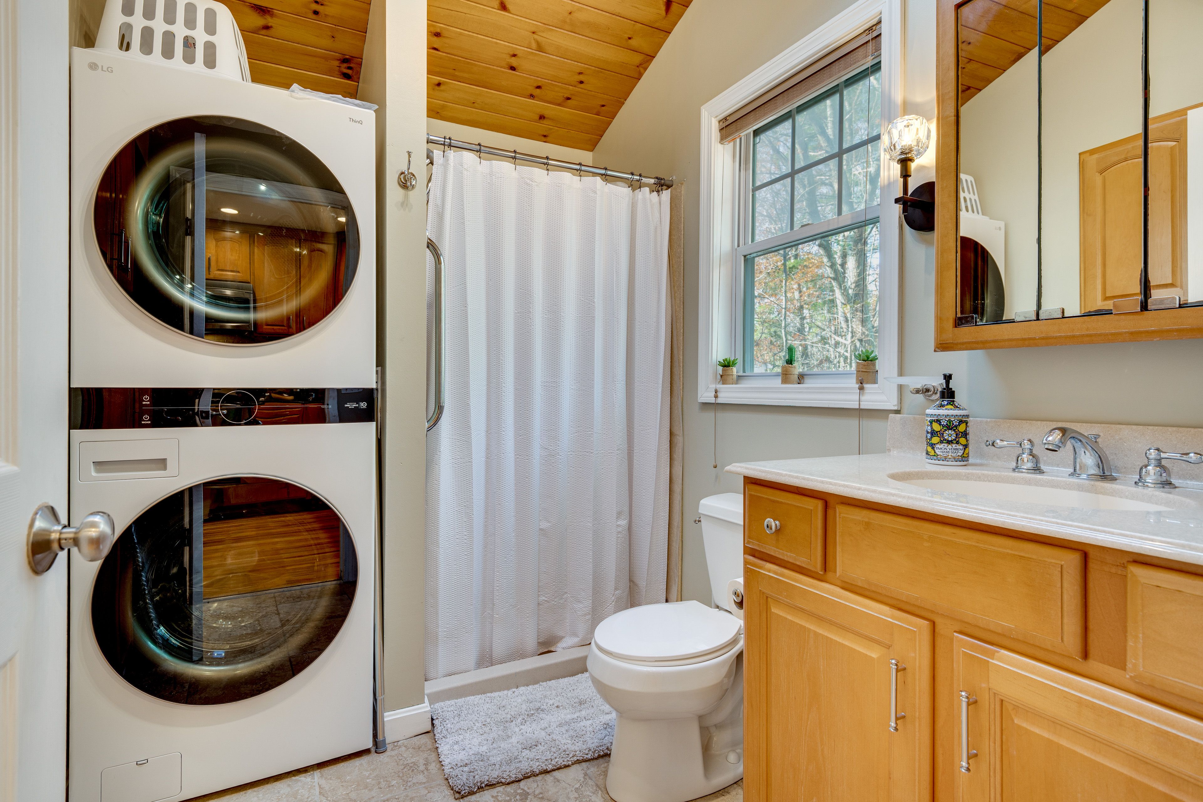 Full Bathroom | Towels Provided | Complimentary Toiletries | Washer & Dryer