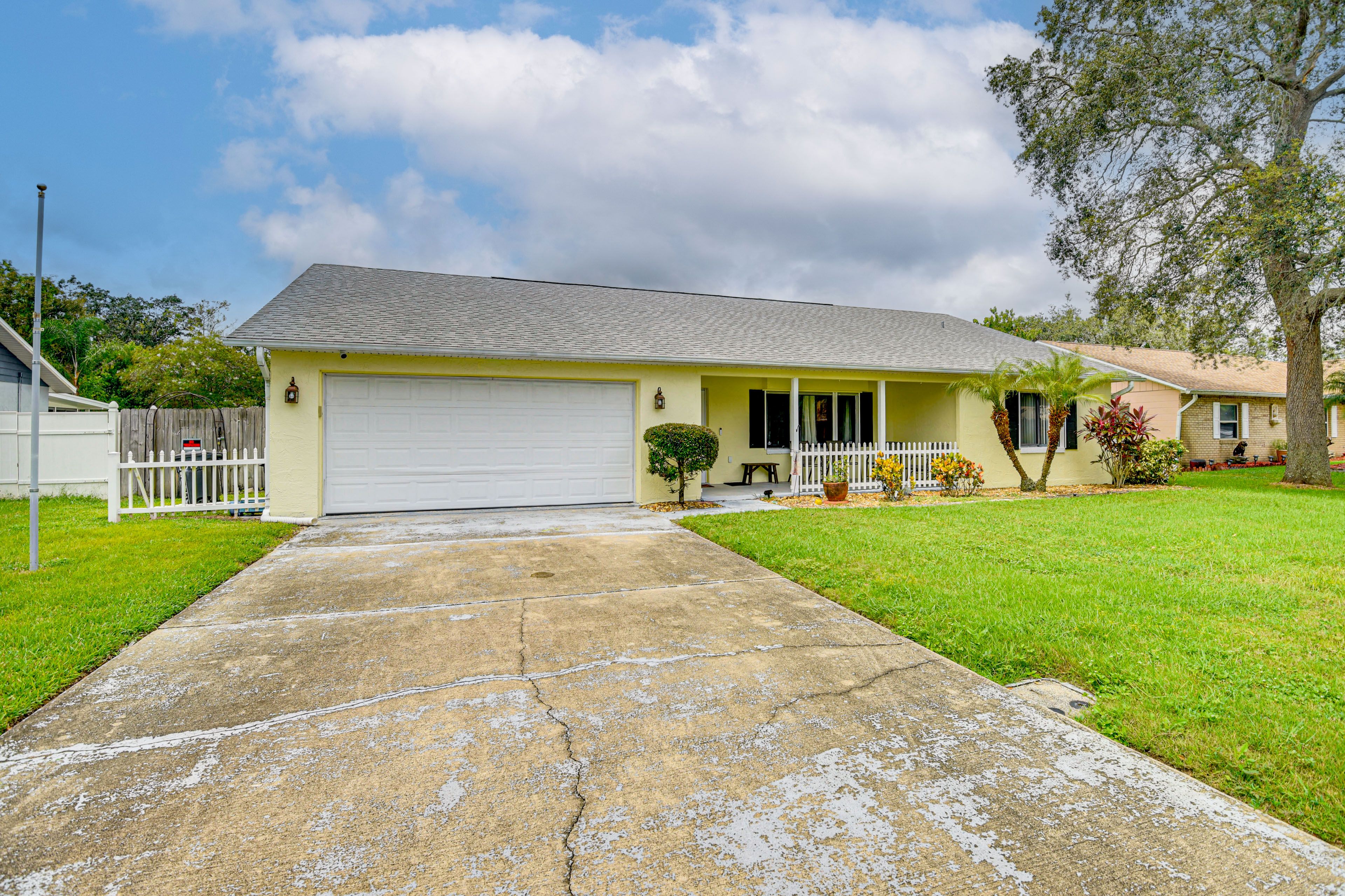 Exterior | Parking | Driveway (4 Vehicles)