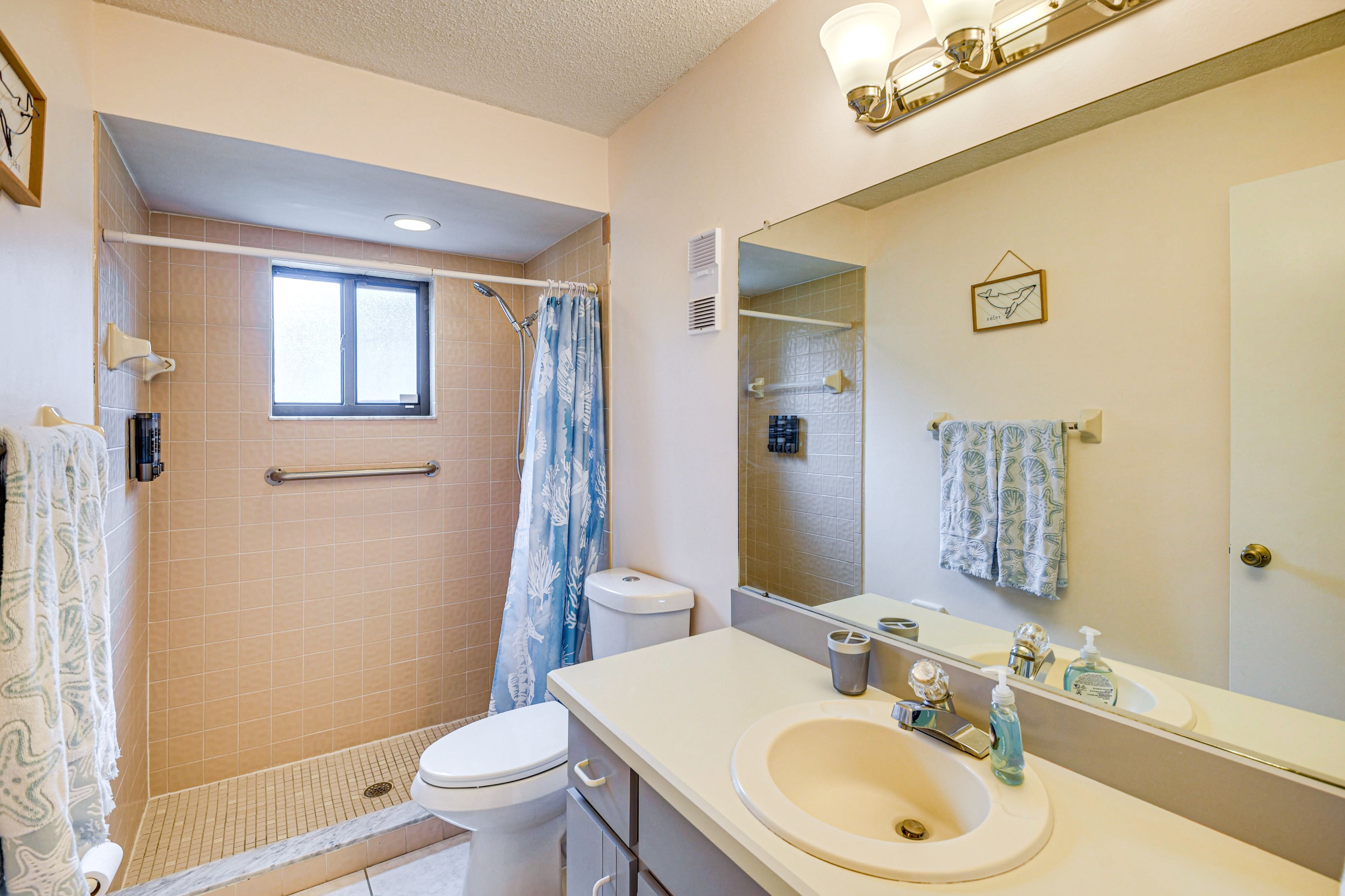 Full Bathroom | Towels Provided