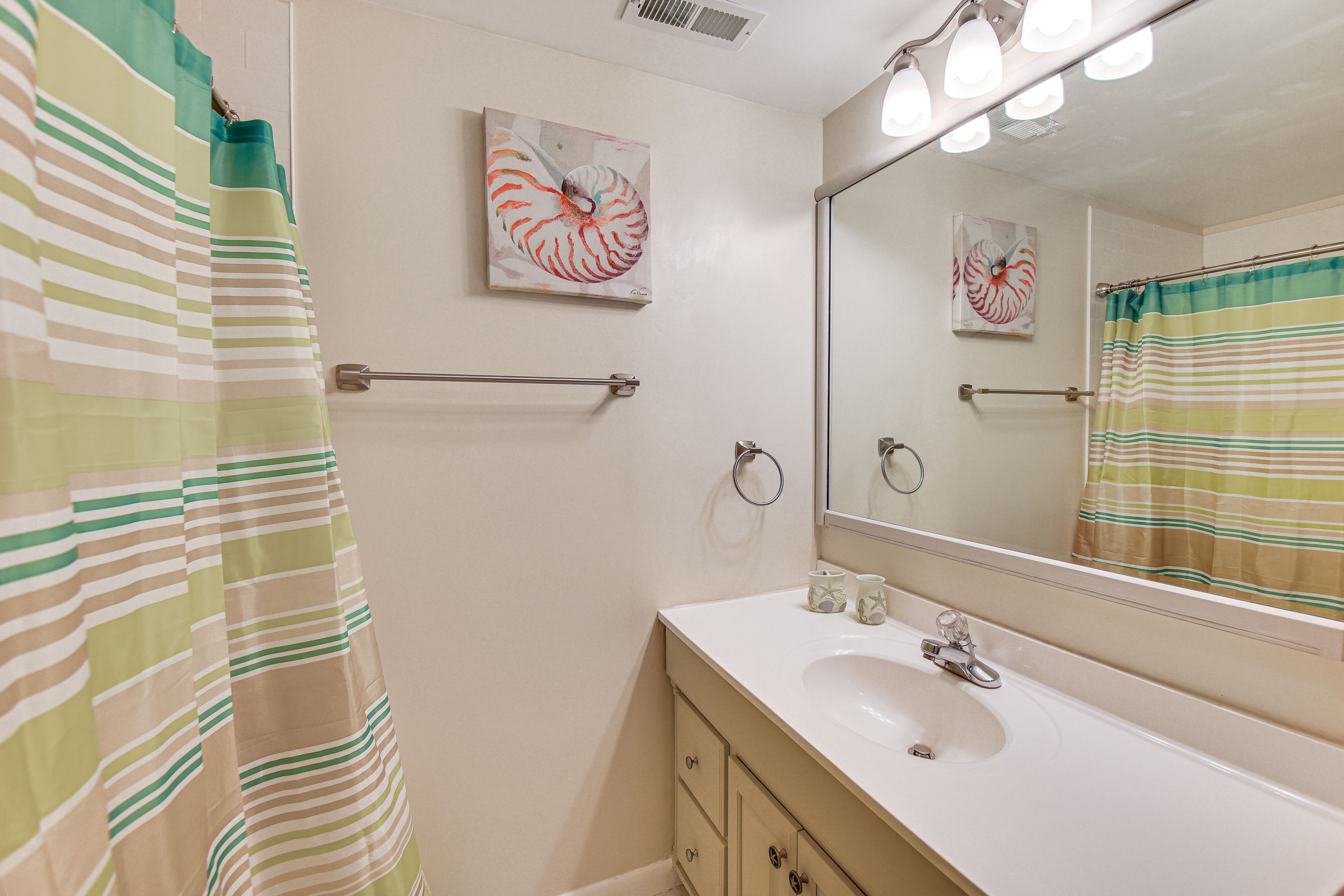 Bathroom | Main Level