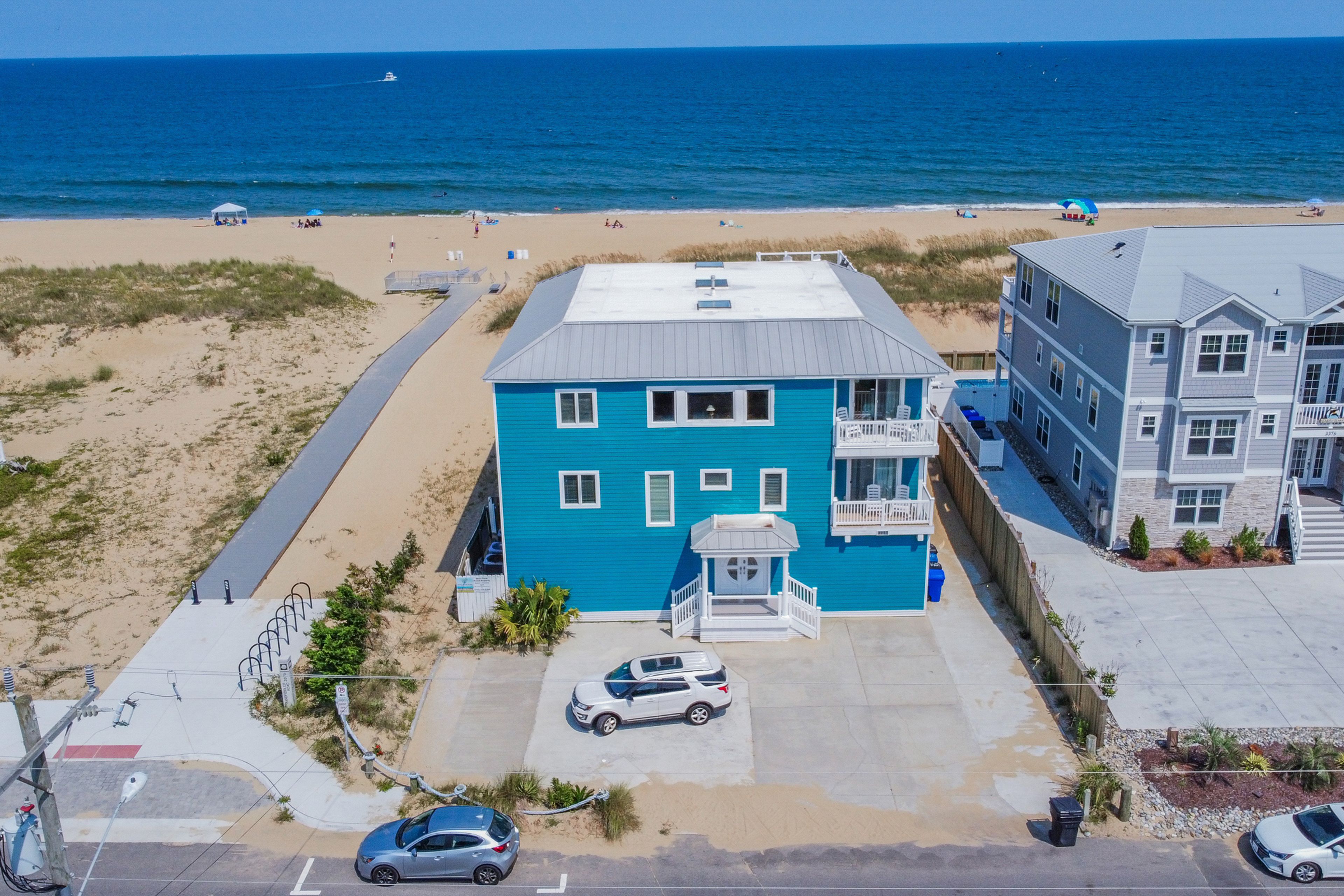 Parking | Driveway (12 Vehicles) | EV Charger Available