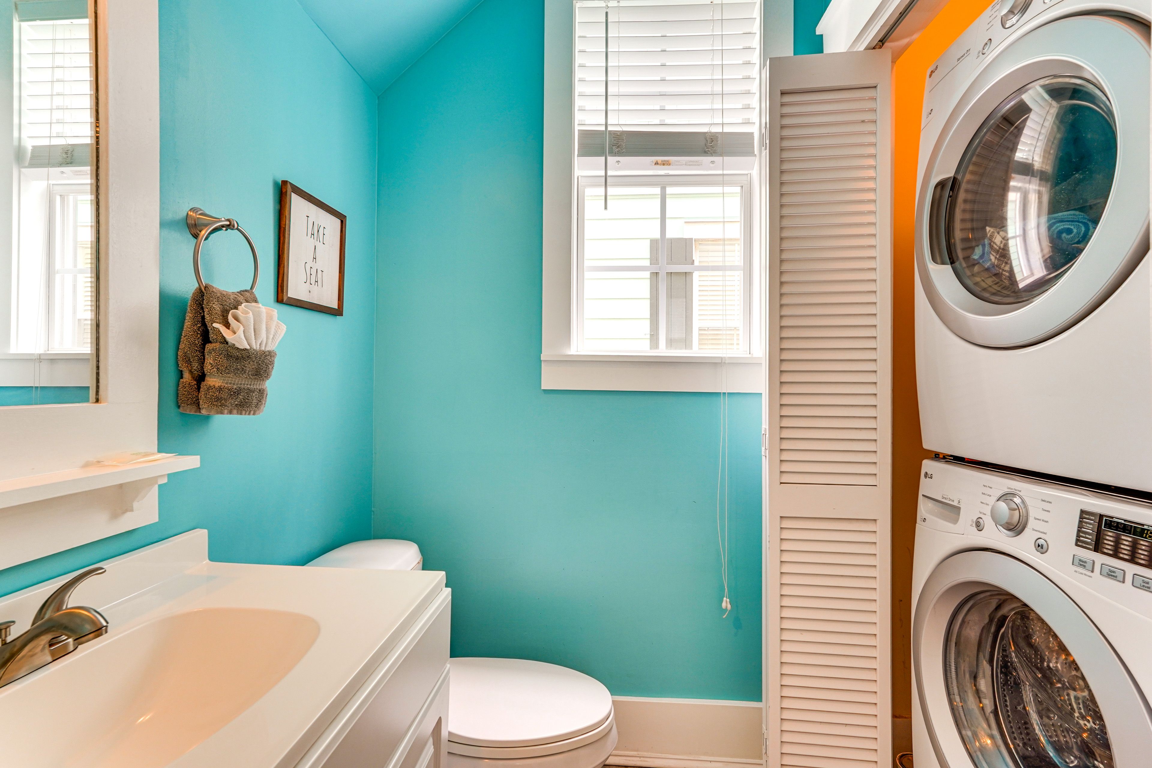 Half Bathroom | 1st Floor | Towels Provided