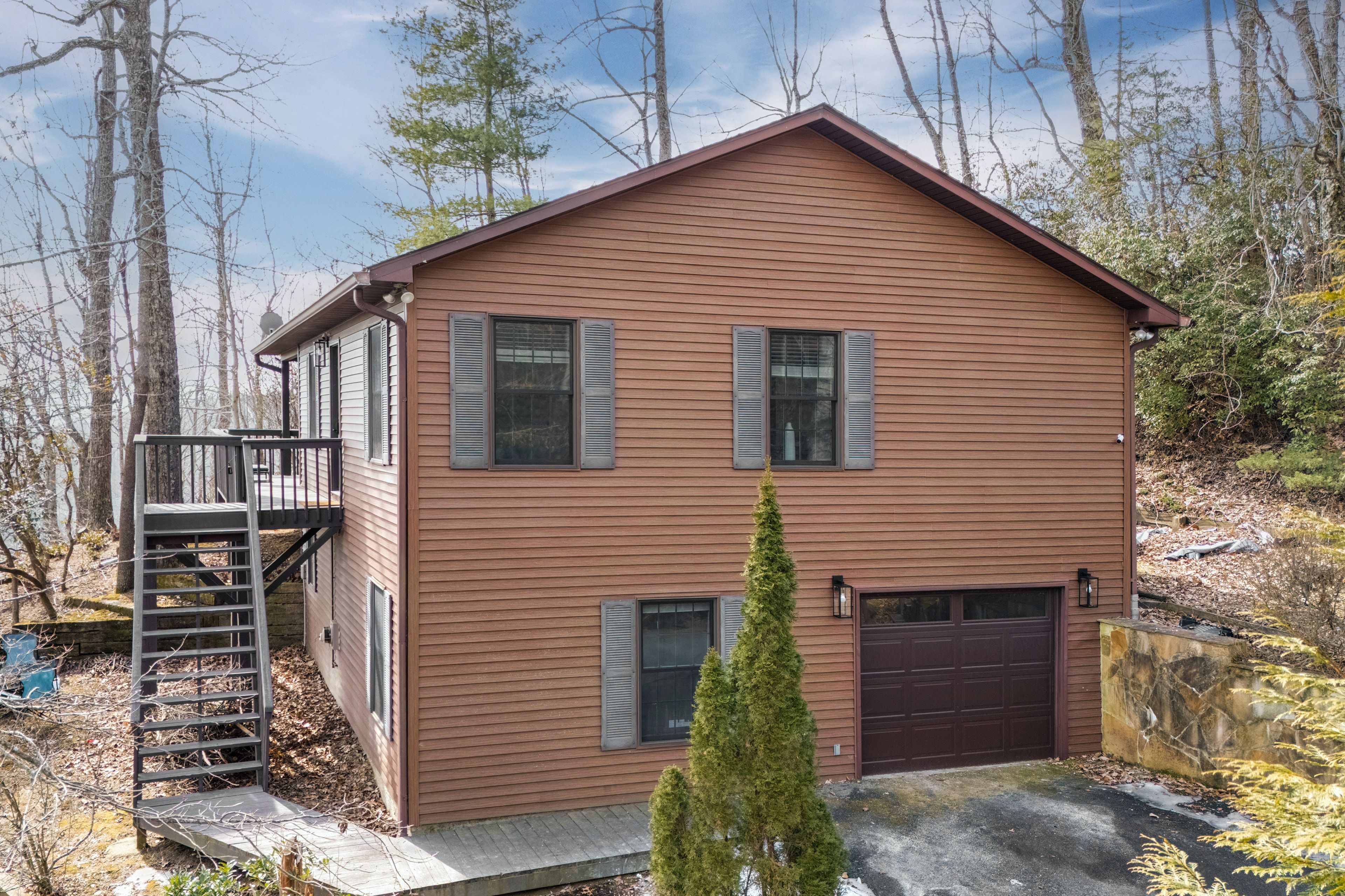 Driveway (2 Vehicles) | Garage (1 Vehicle)