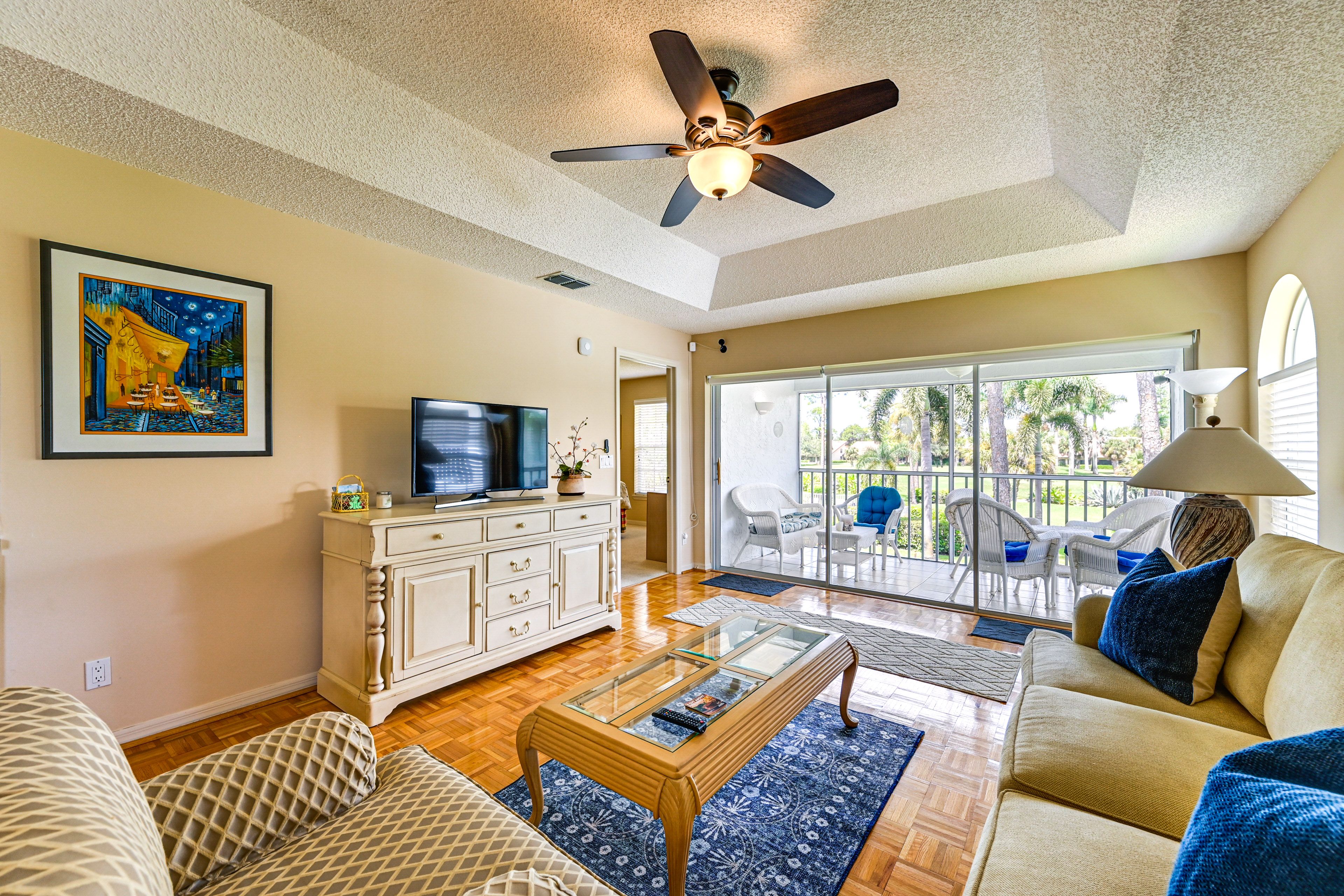 Living Room | Free WiFi | Central Heating & A/C | Smart TV