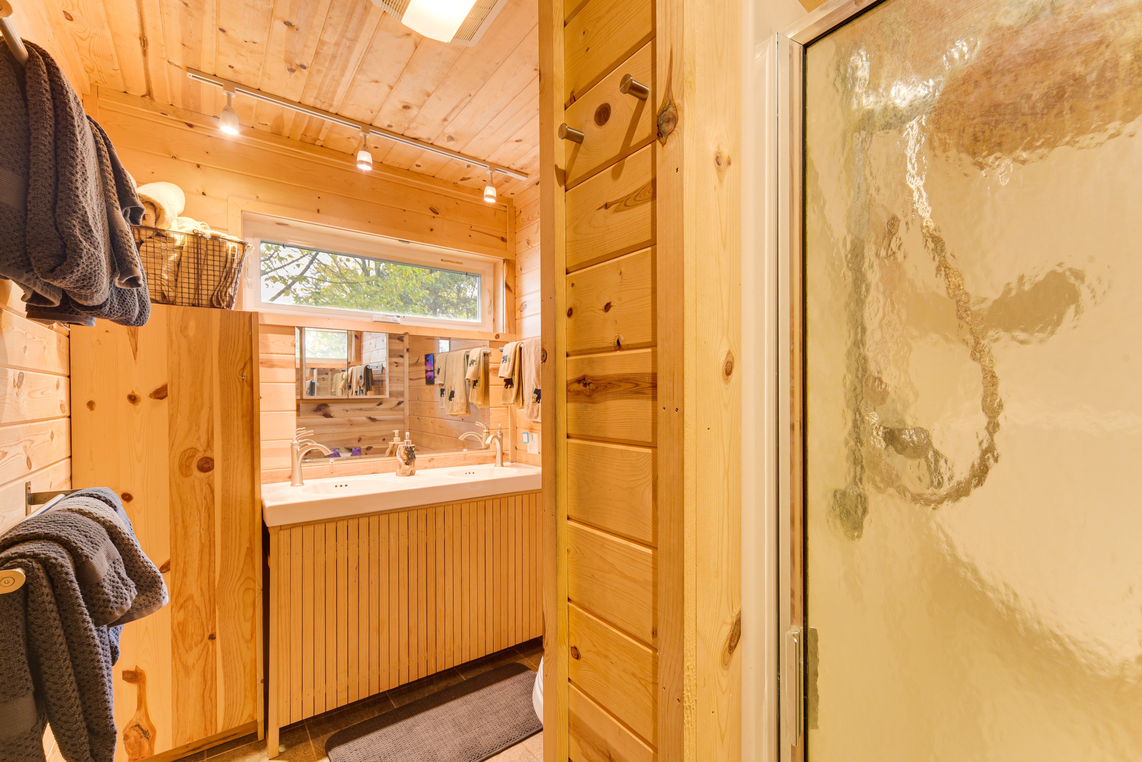 Full Bathroom | 1st Level | Towels Provided | Complimentary Toiletries