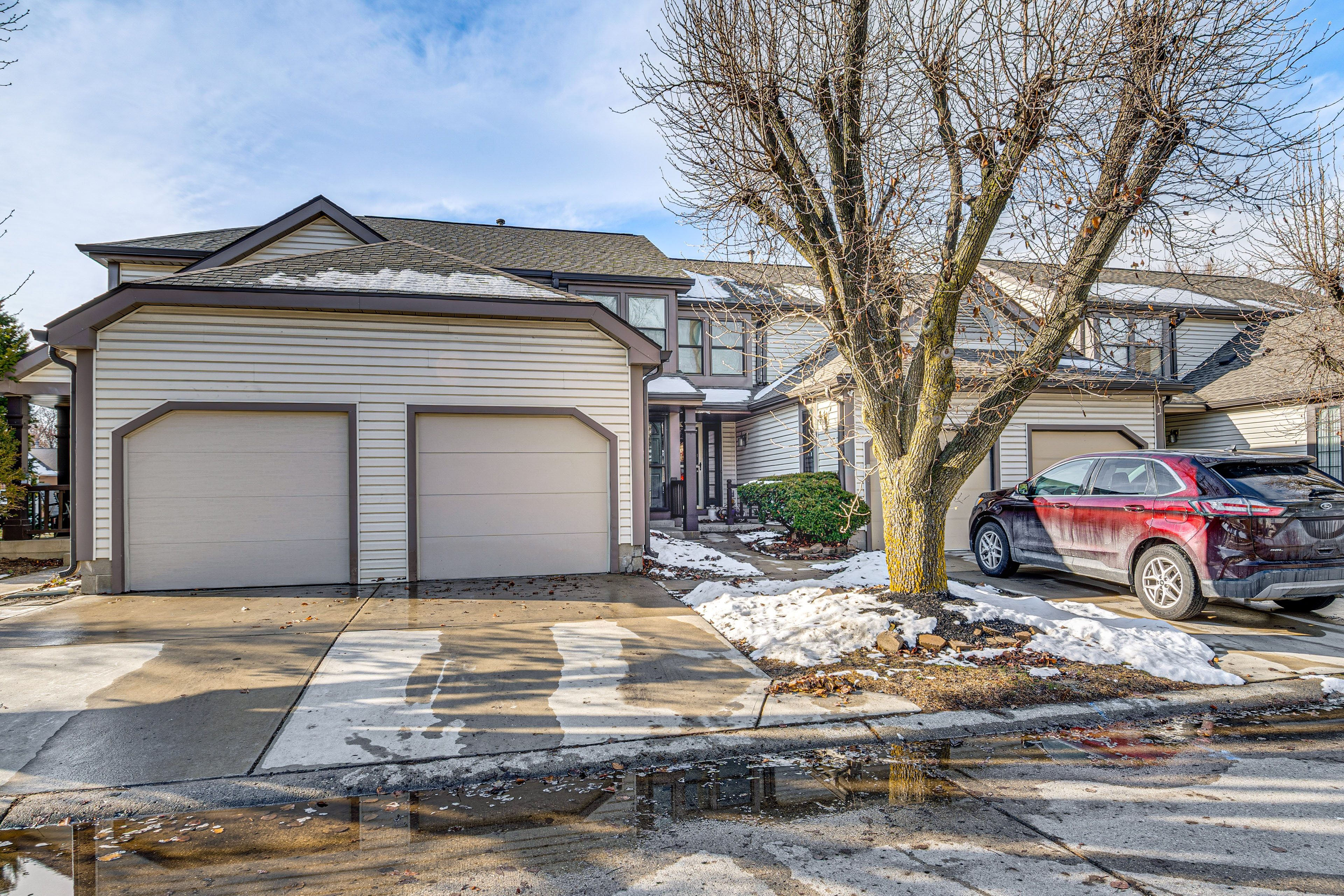 Condo Exterior | Driveway (1 Vehicle)