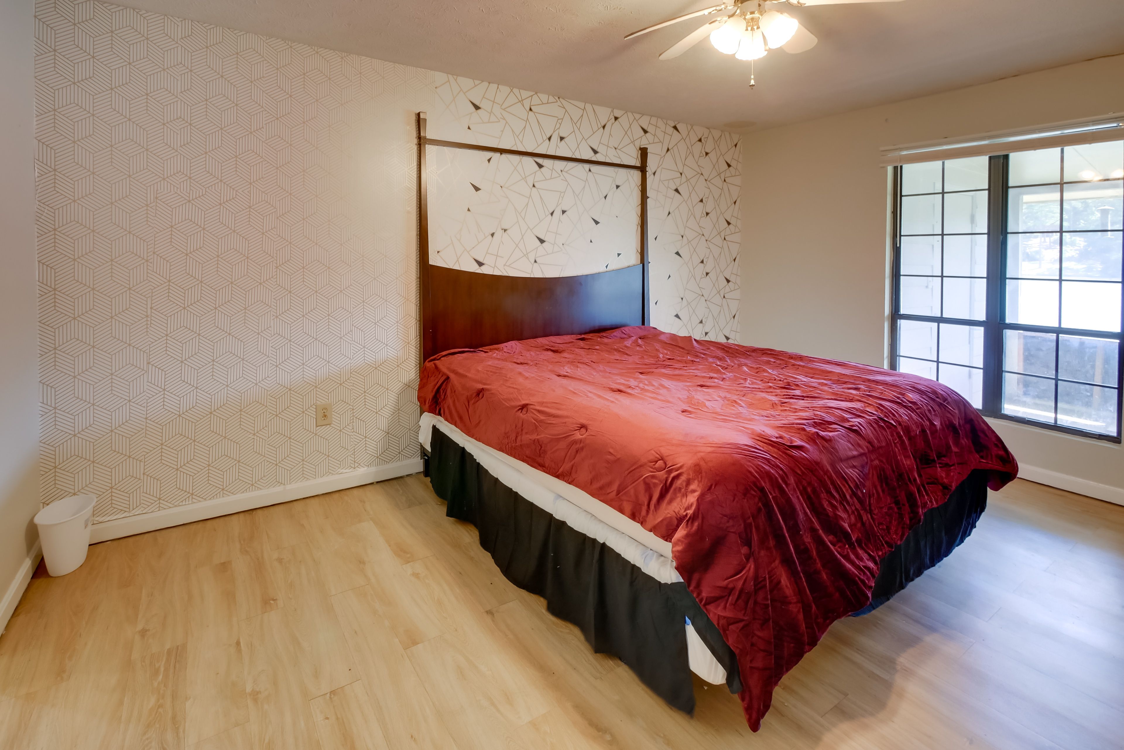 Bedroom | Queen Bed | Smart TV | Linens Provided