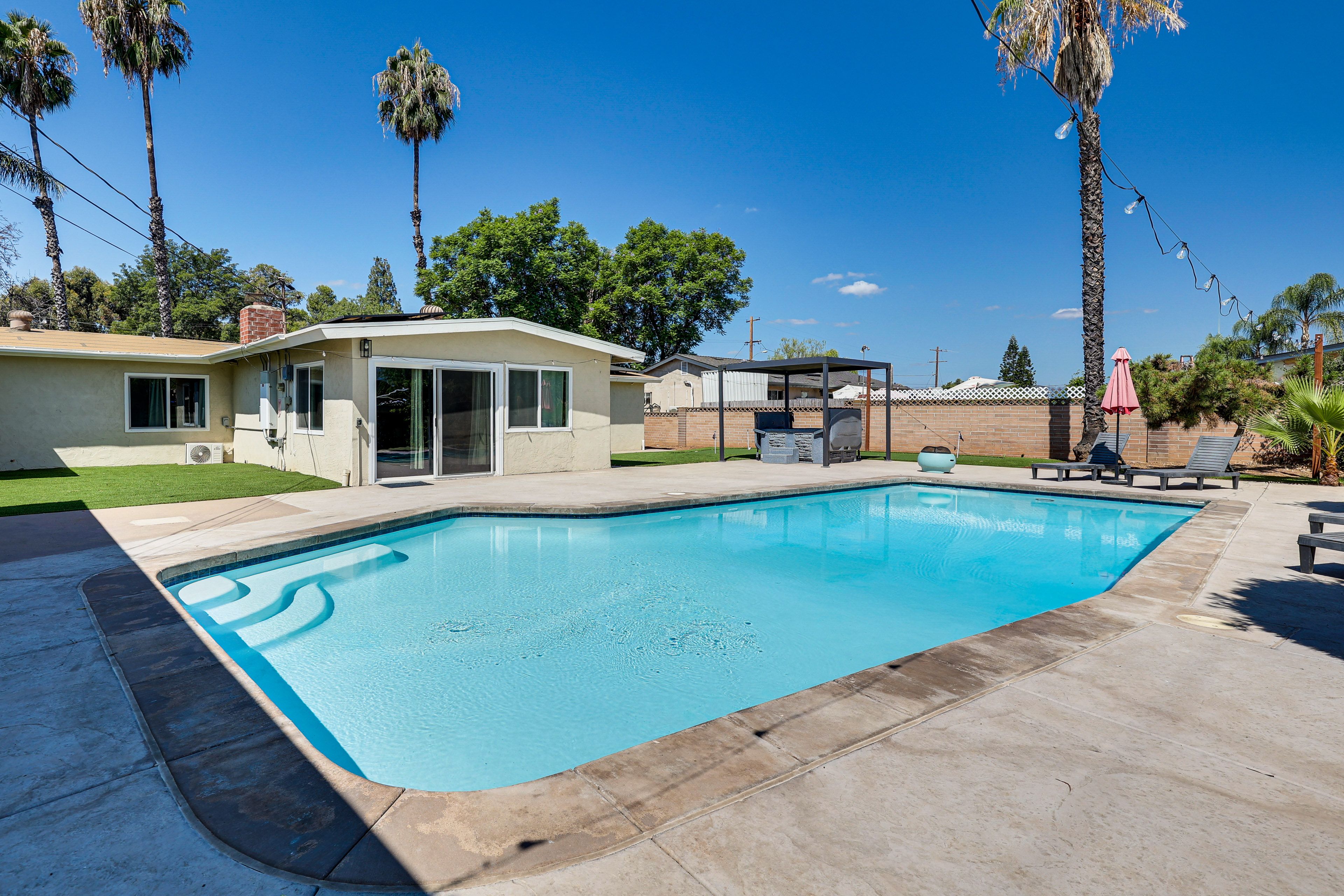 Fenced-In Yard | Putting Green | Hot Tub | Gas Grill | Dining Table