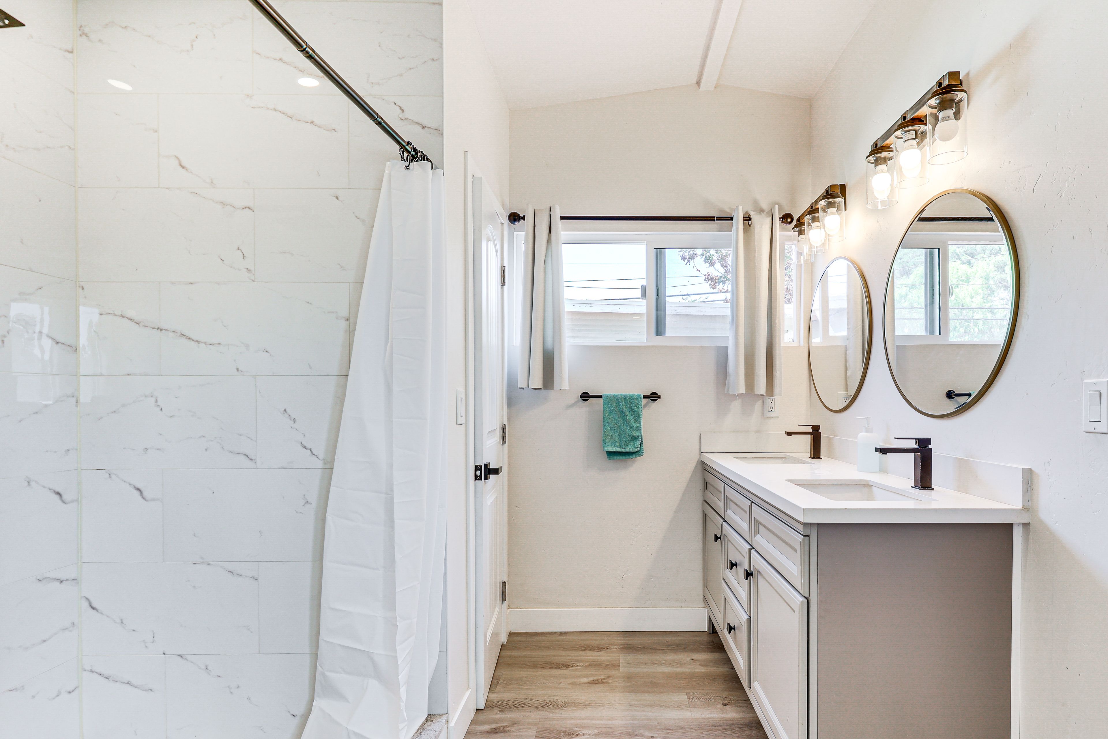 Full Bathroom | Towels Provided