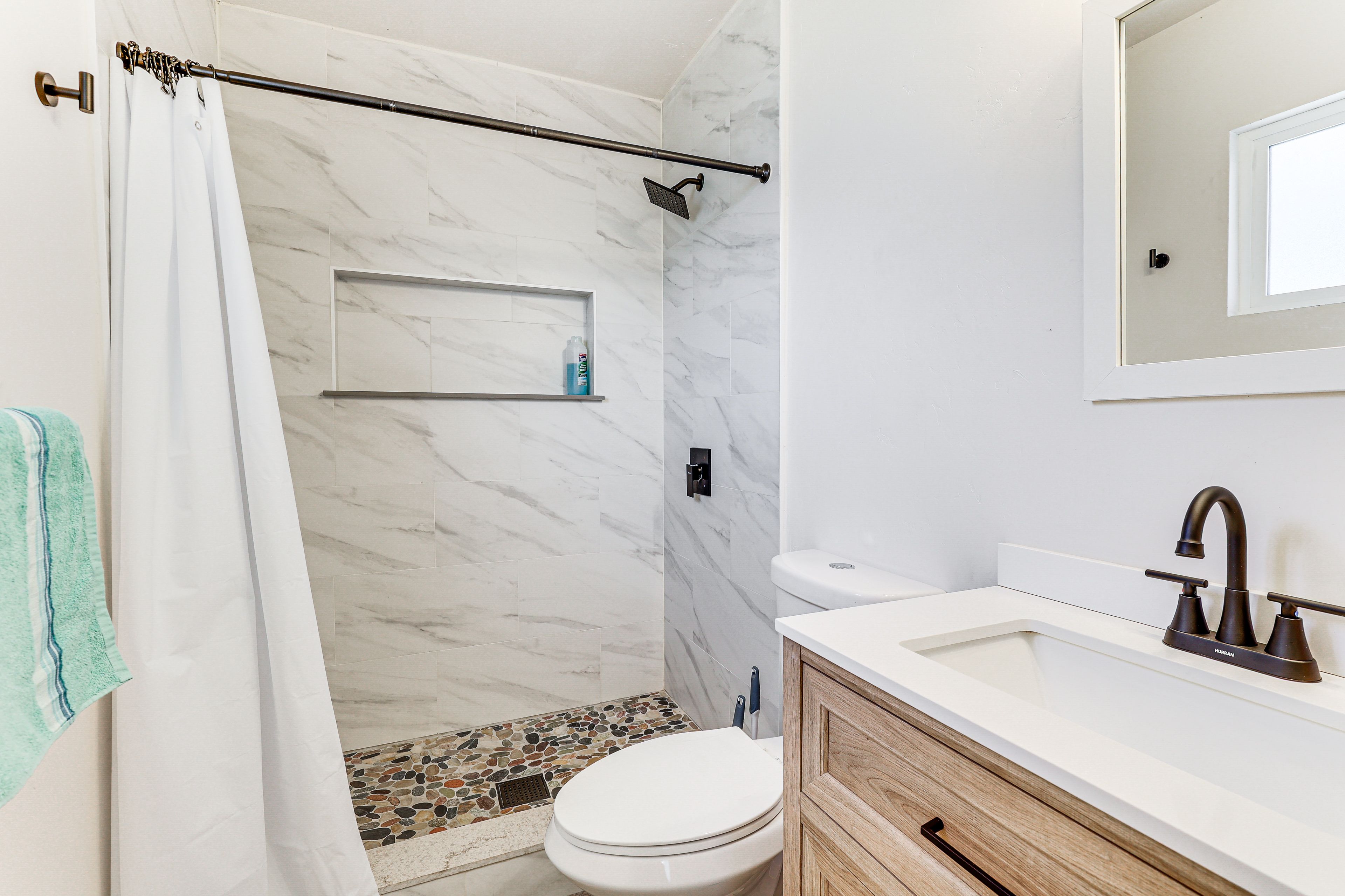 Full Bathroom | Complimentary Toiletries