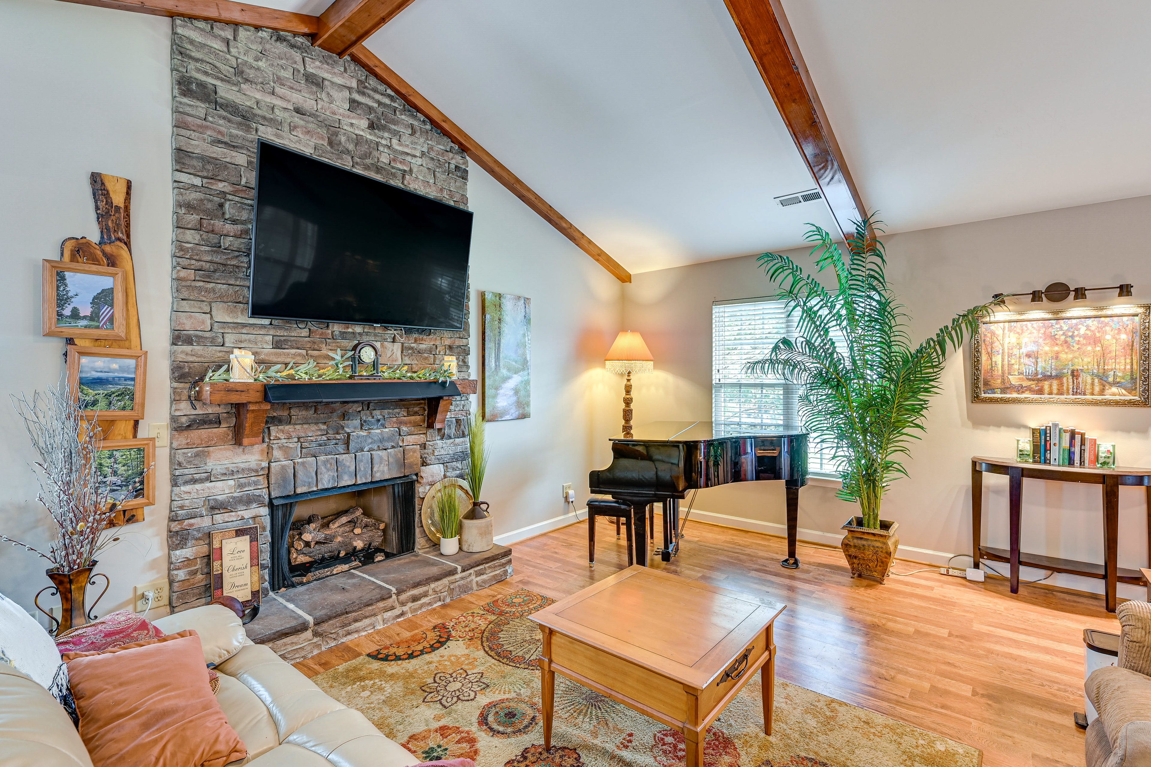 Living Room | Flat-Screen TV | Fireplace | Central Heating & A/C | Free WiFi