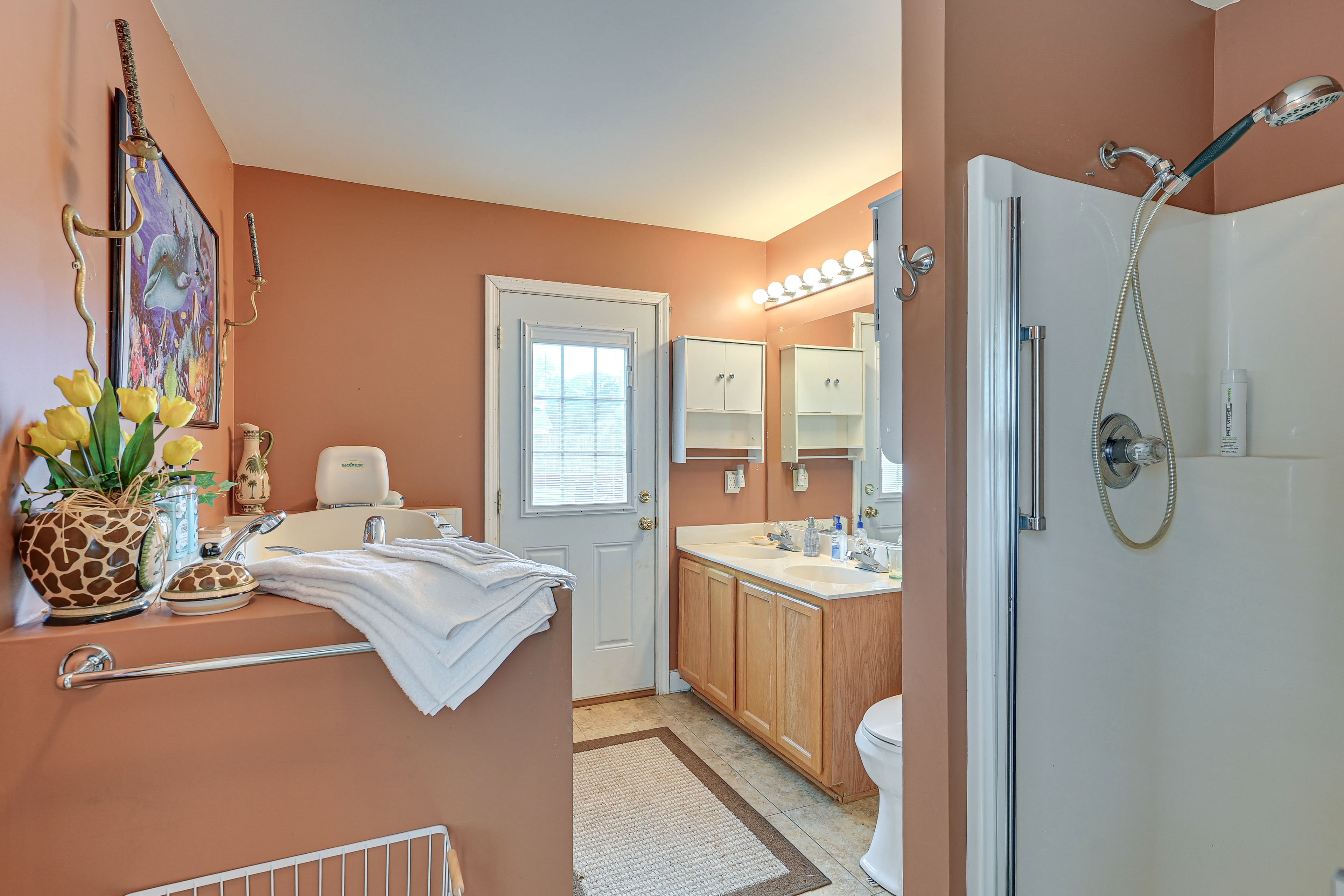Full Bathroom | Complimentary Toiletries | Towels Provided