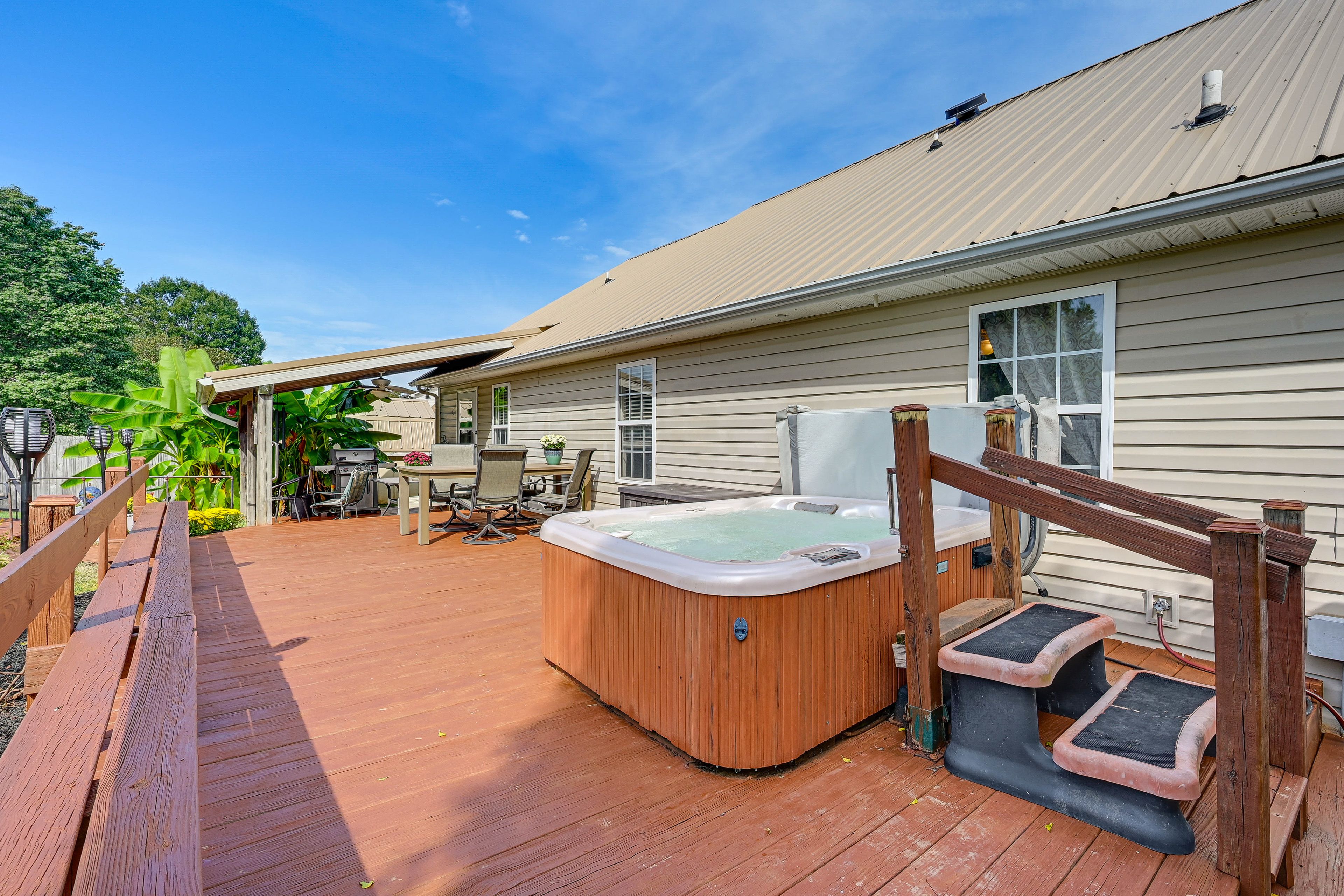 Deck | Hot Tub | Gas Grill | Dining Space