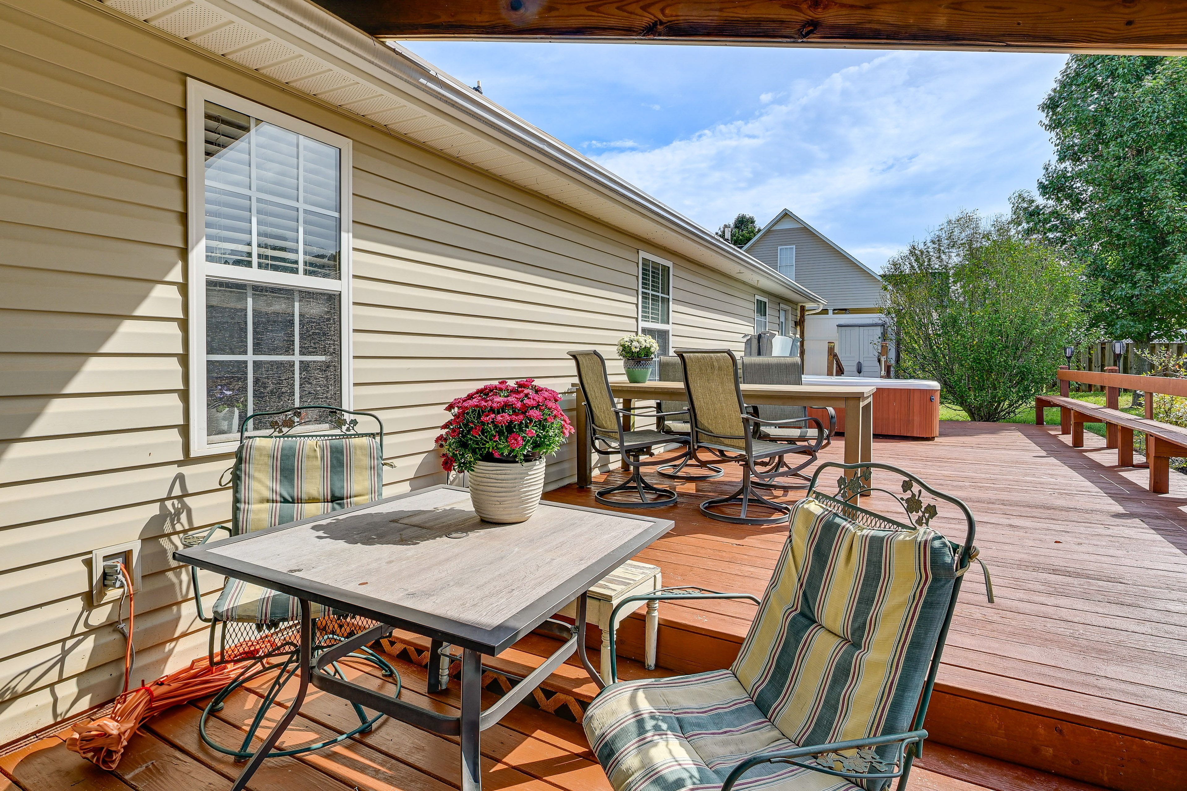 Deck | Hot Tub | Gas Grill | Dining Space