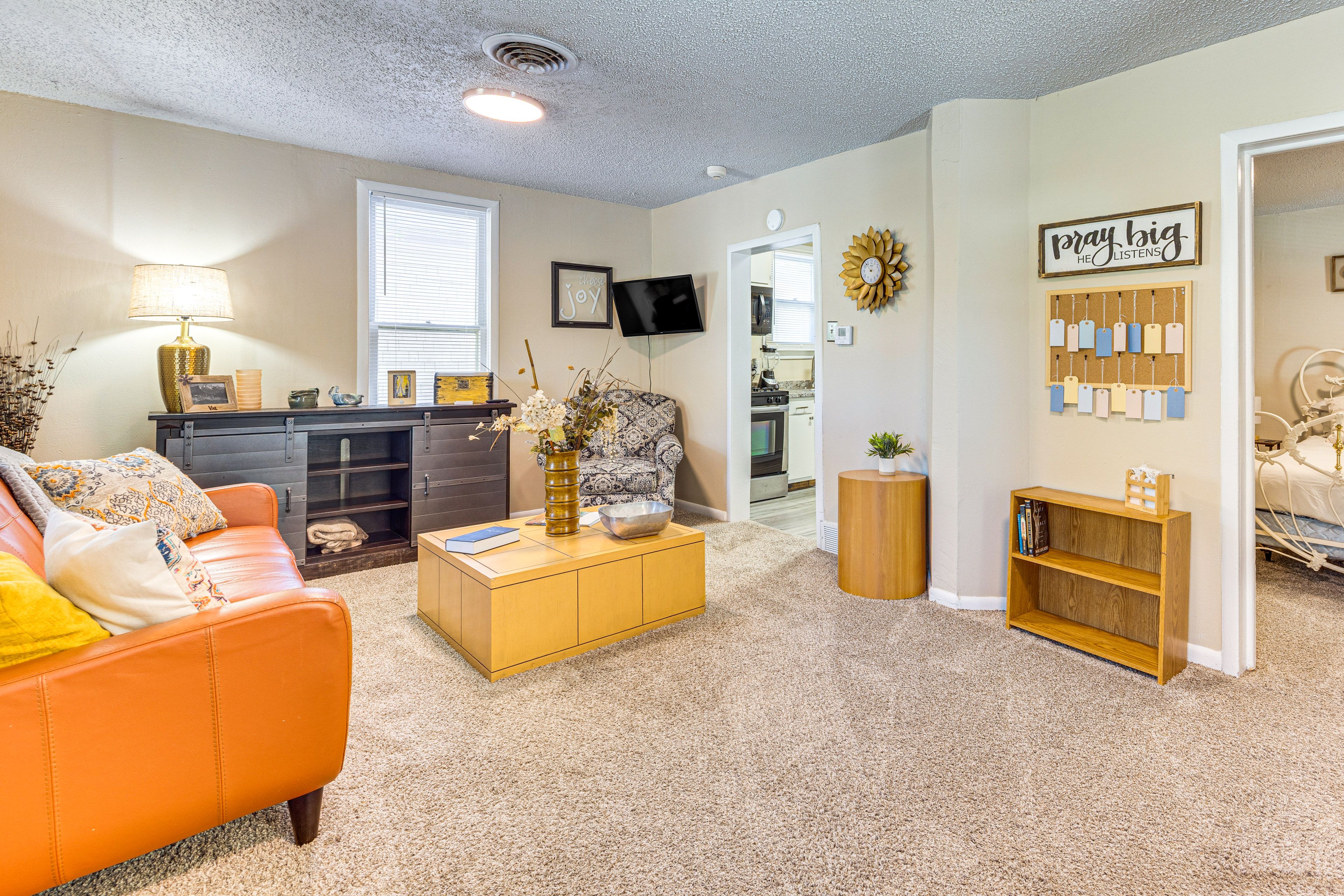 Living Room | Smart TV | Books/Board Games