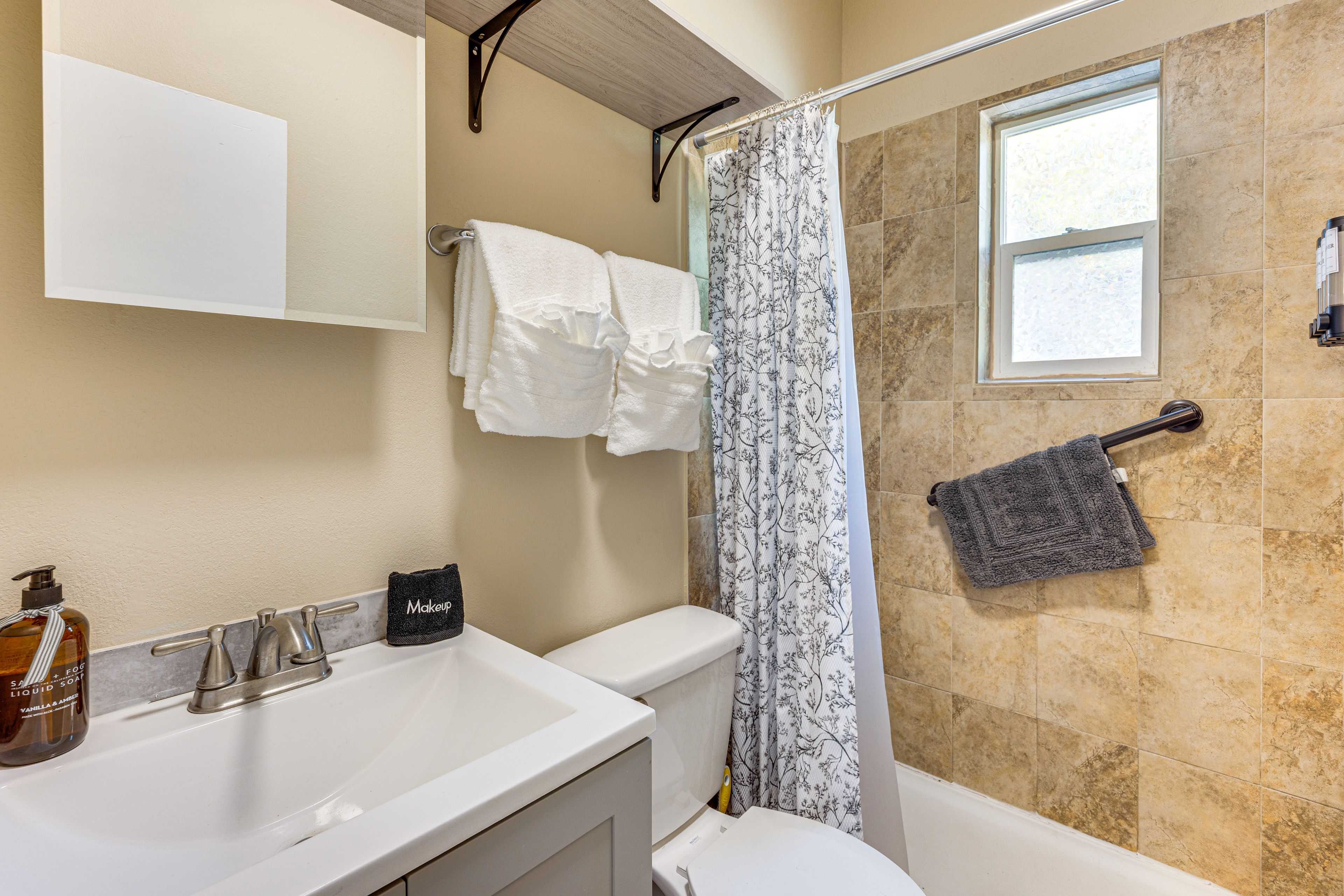 Full Bathroom | Towels Provided | Complimentary Toiletries