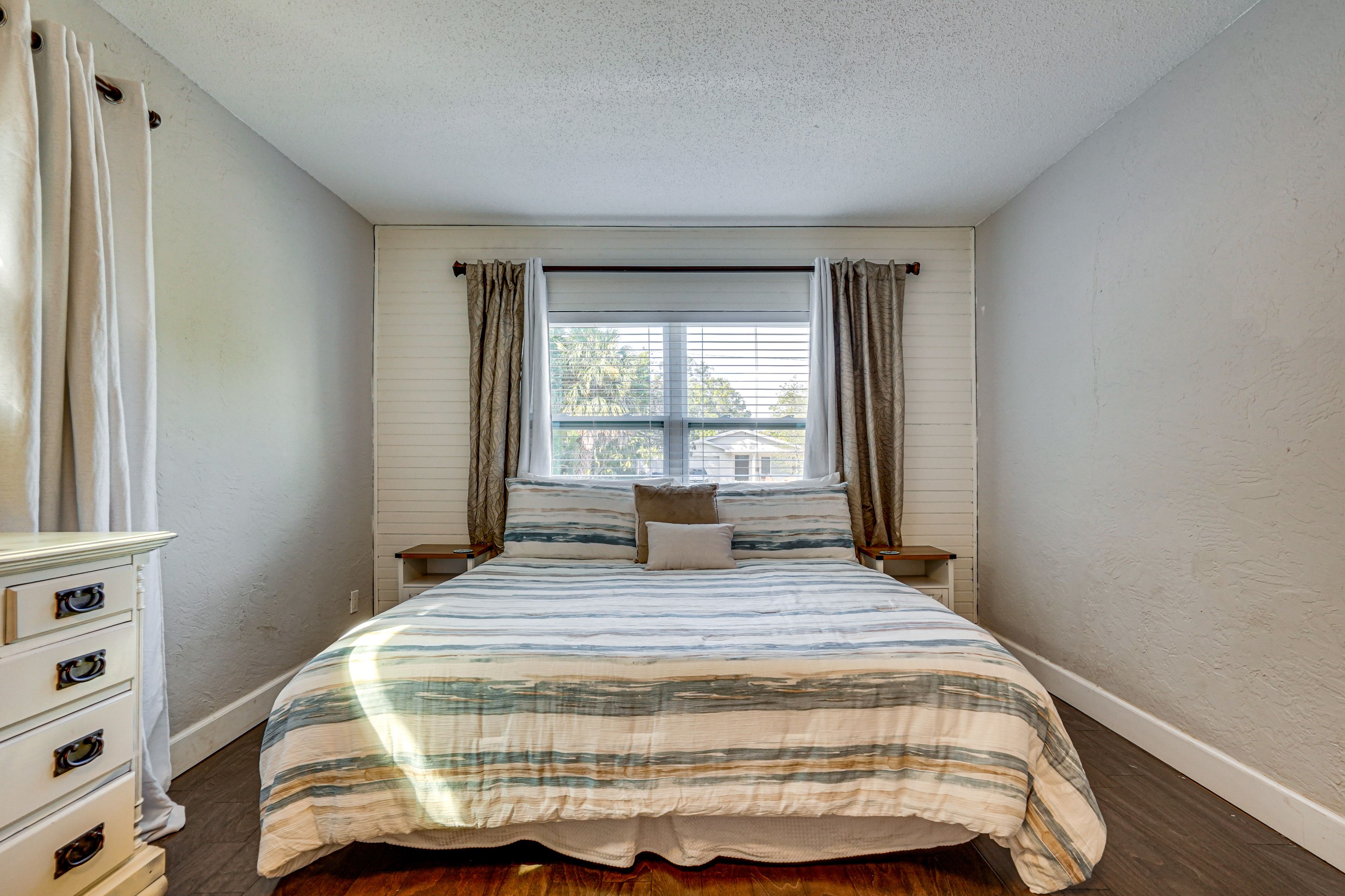 Bedroom 1 | King Bed