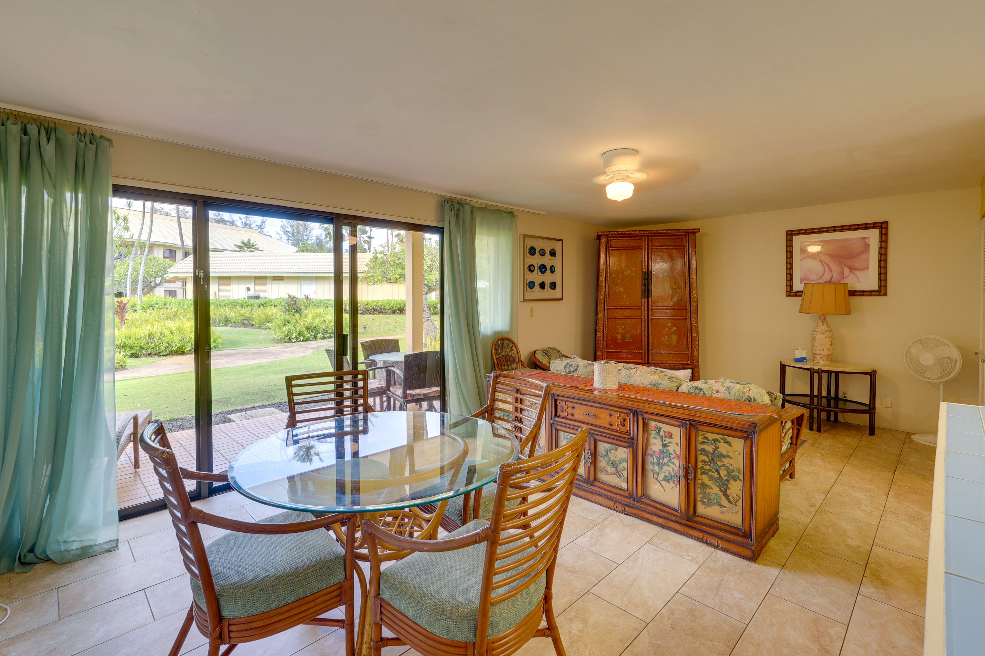 Dining Area | Free WiFi