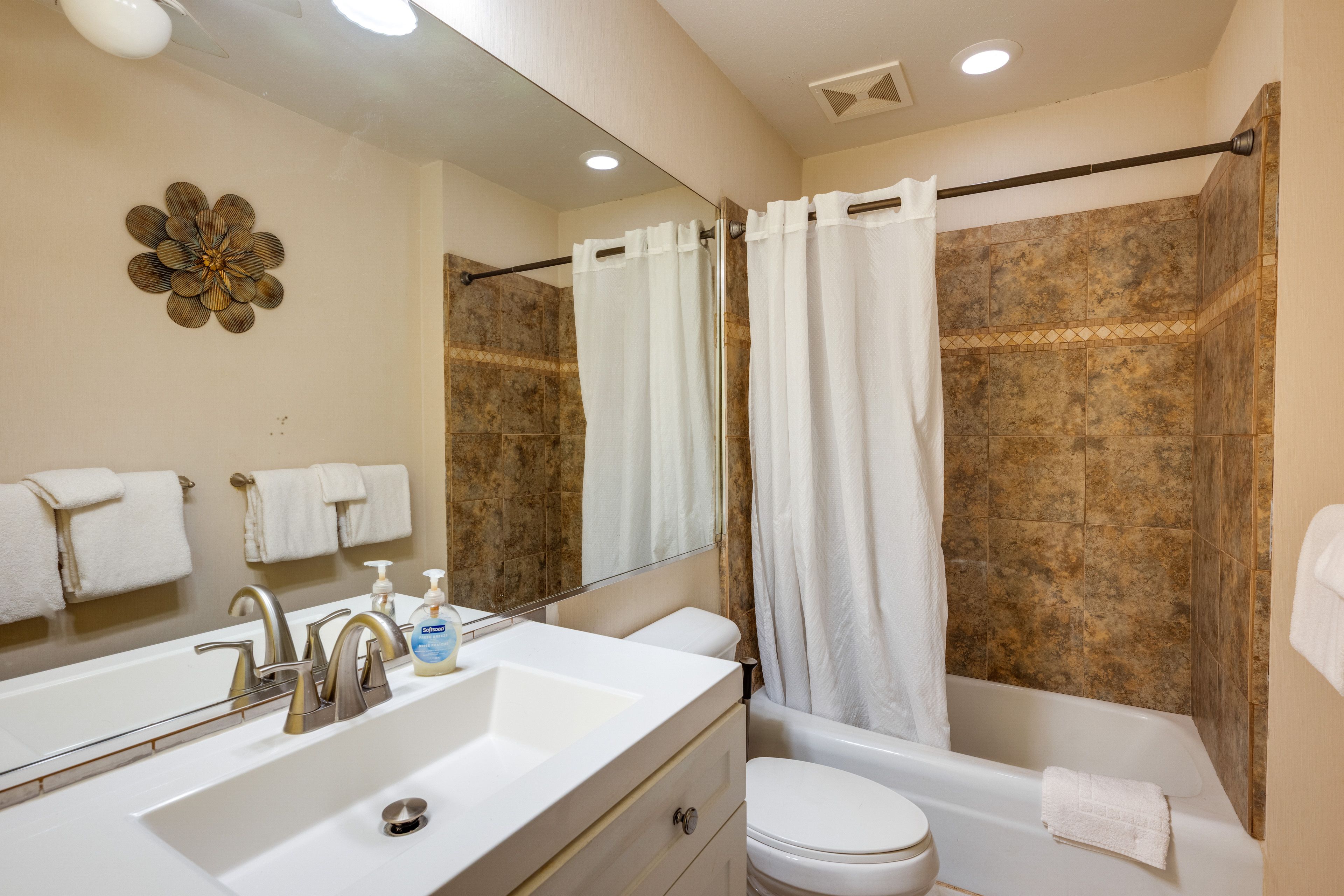 Full Bathroom | Towels Provided | Complimentary Toiletries