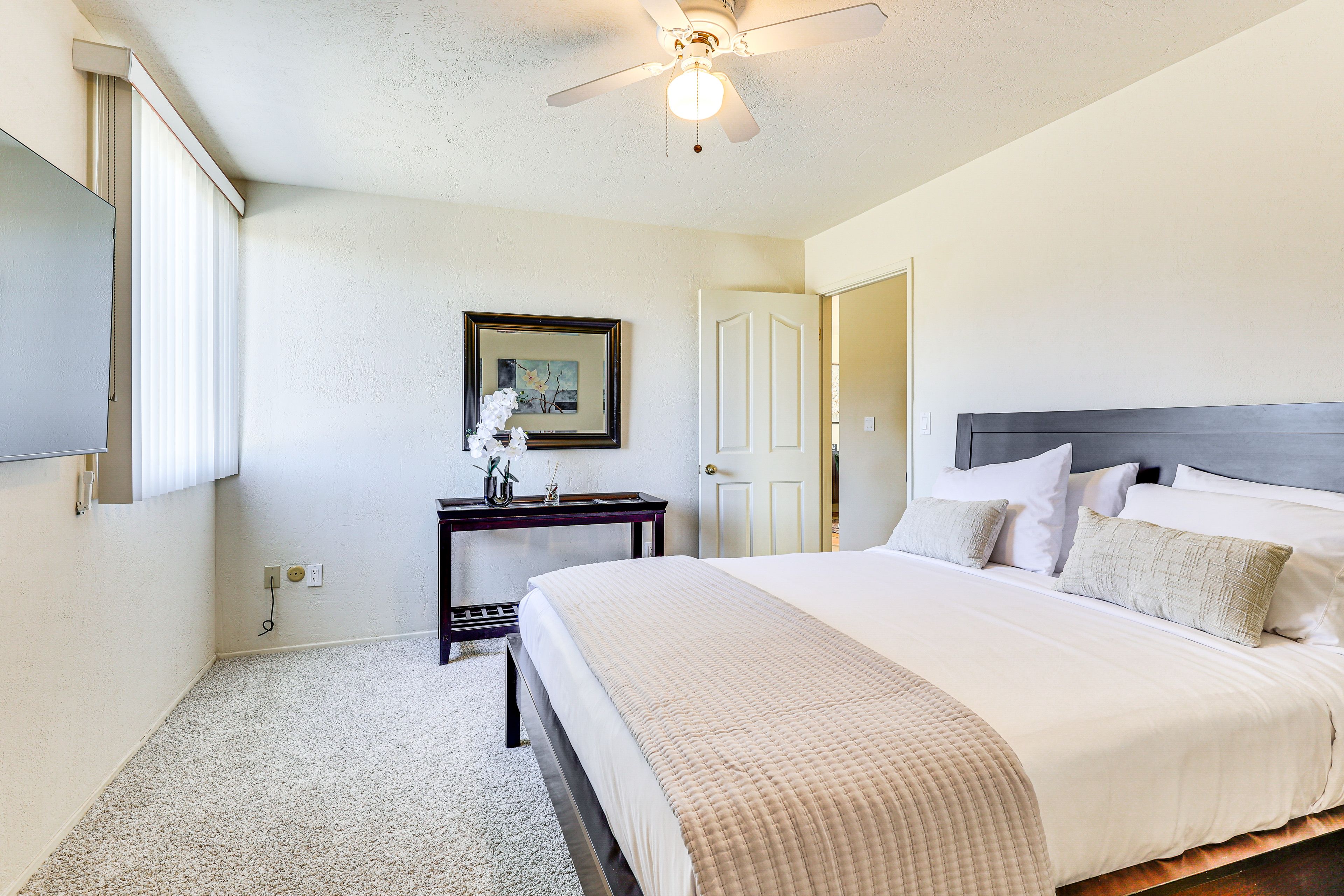 Bedroom | Queen Bed | TV