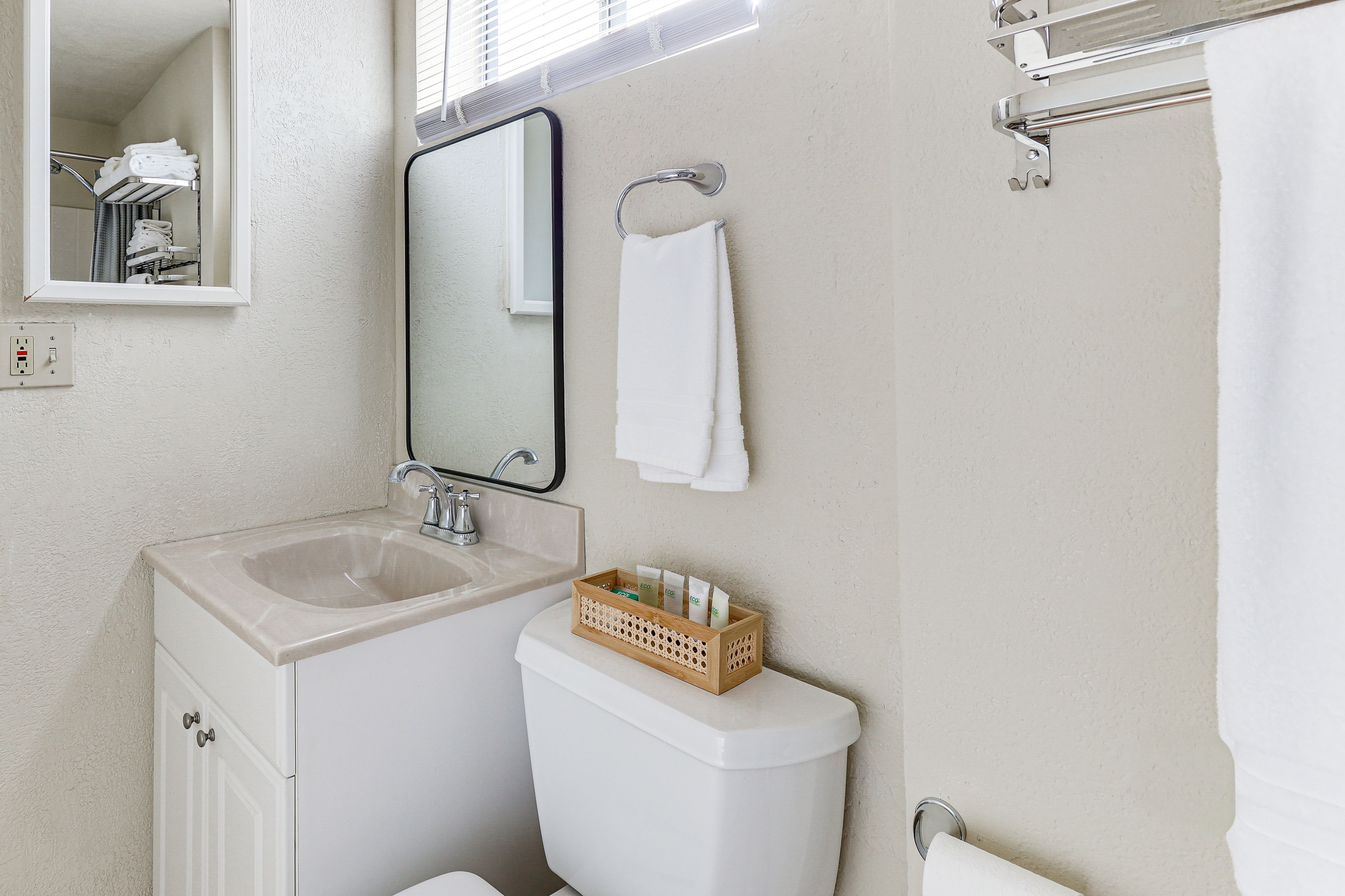 Full Bathroom | Towels Provided