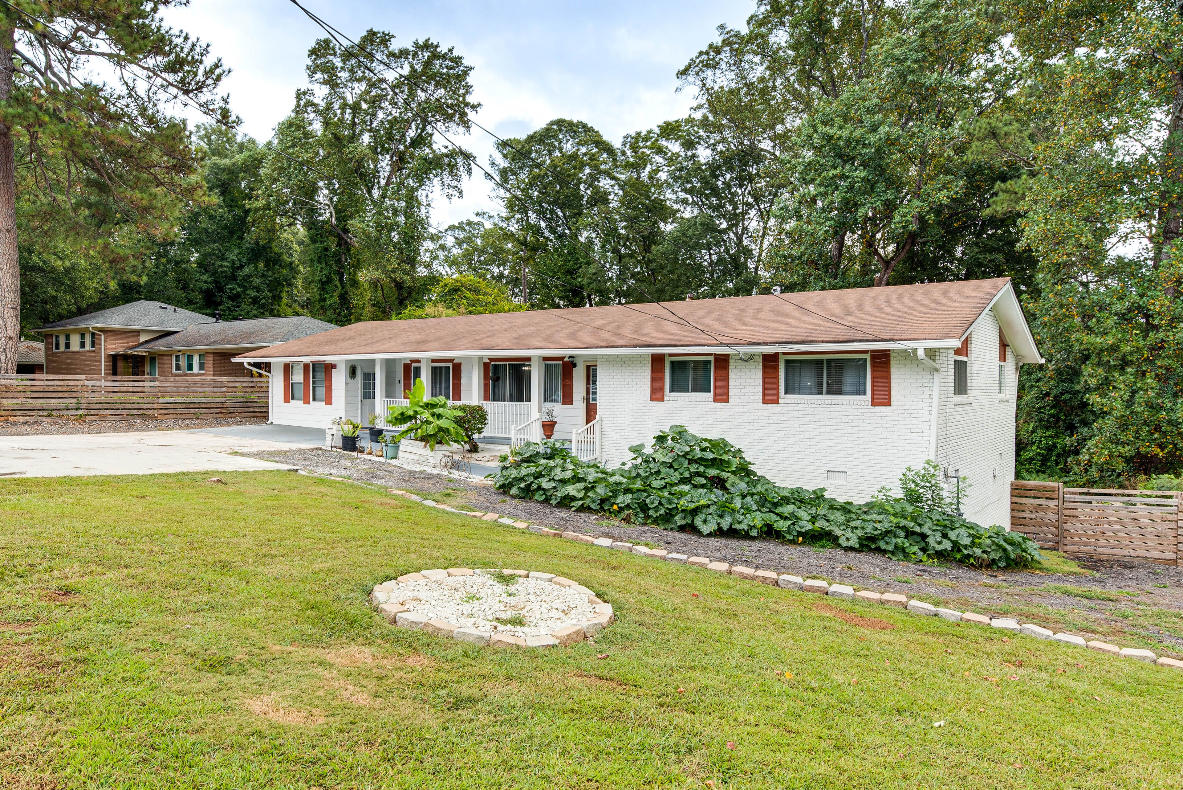 Front Yard | Single-Story House | 7 Mi to Zoo Atlanta