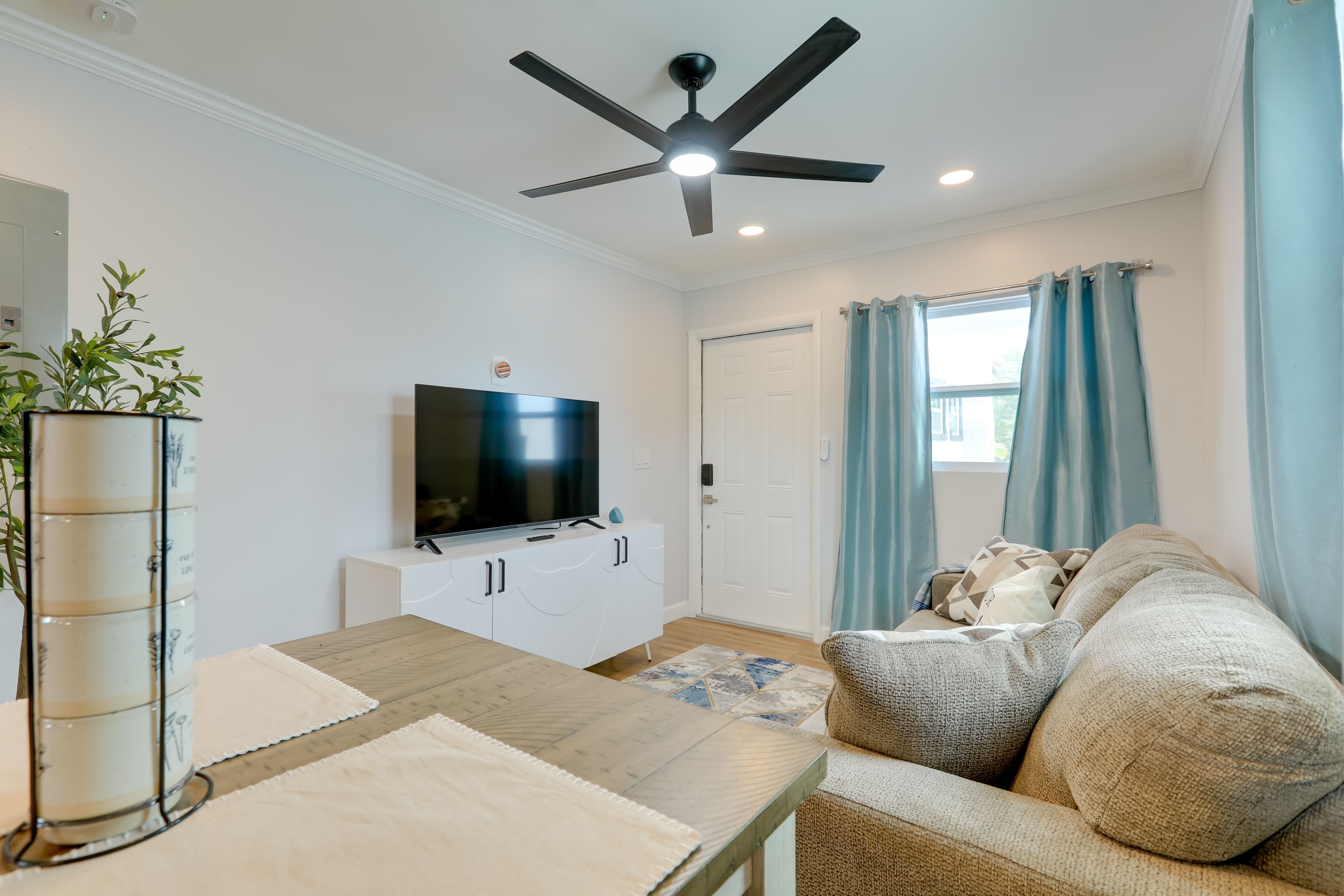 Dining Area | Dishware/Flatware Provided
