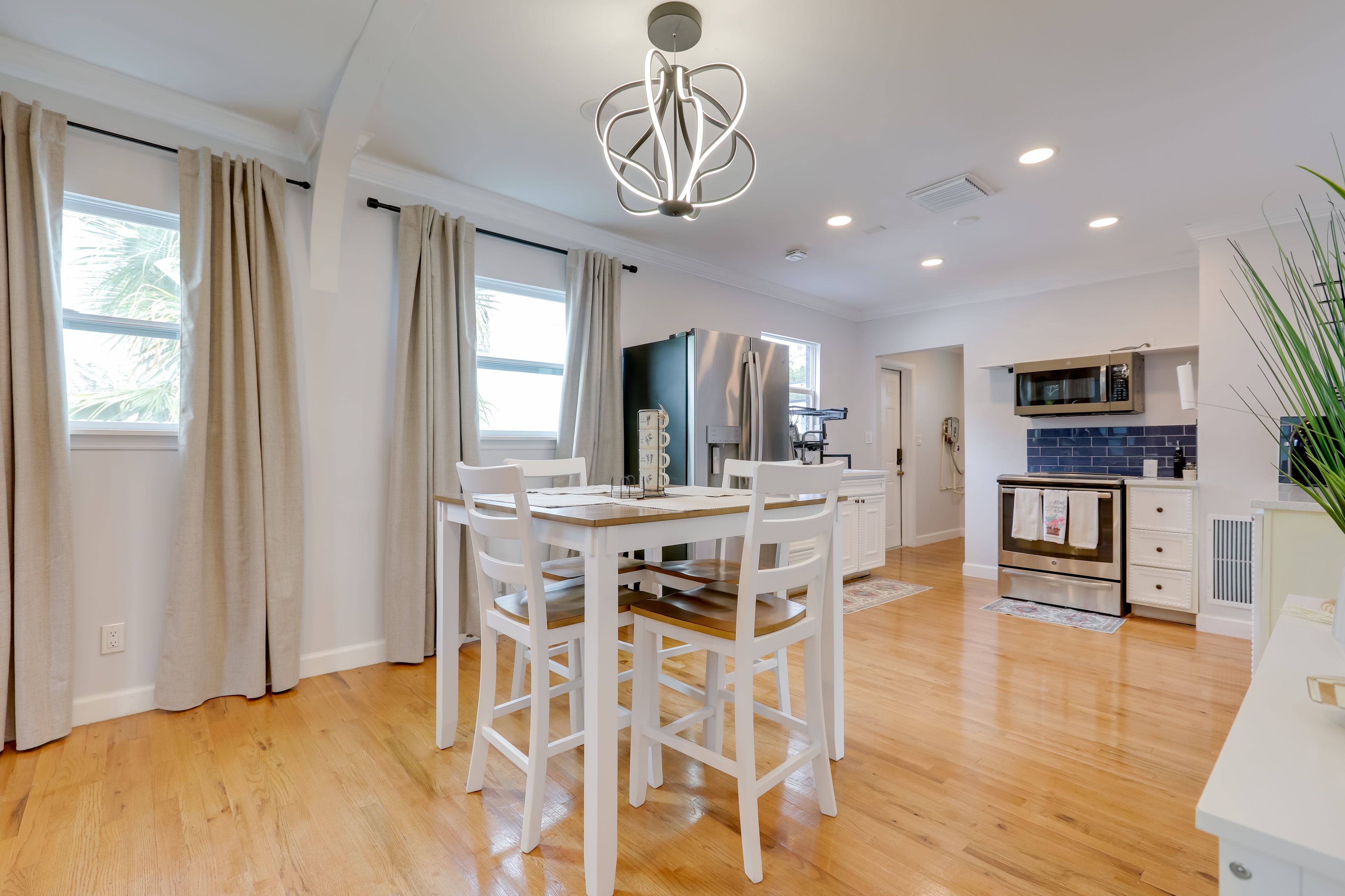 Dining Area | Dishware/Flatware Provided