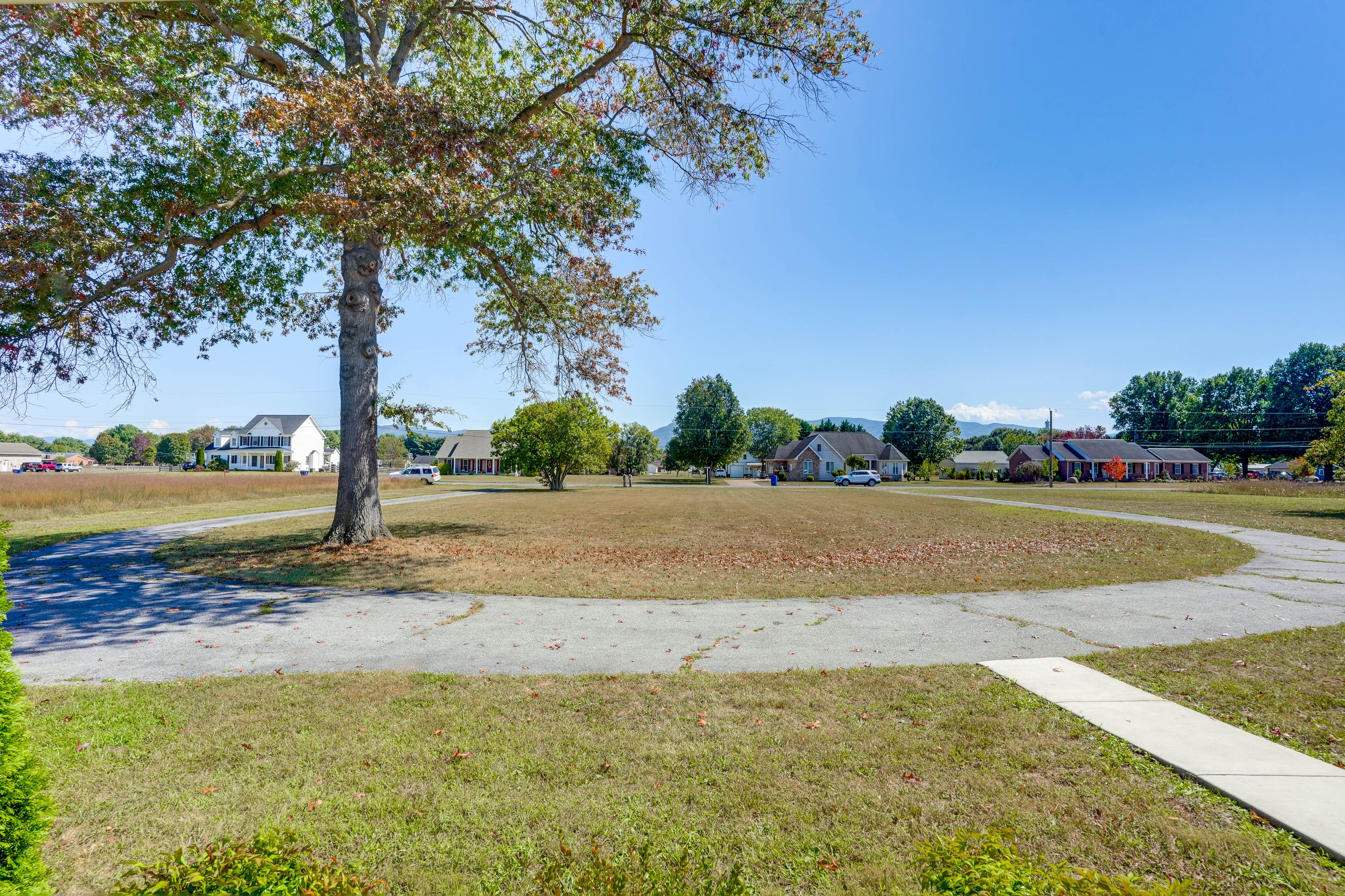 Parking | Circular Driveway (5 Vehicles)