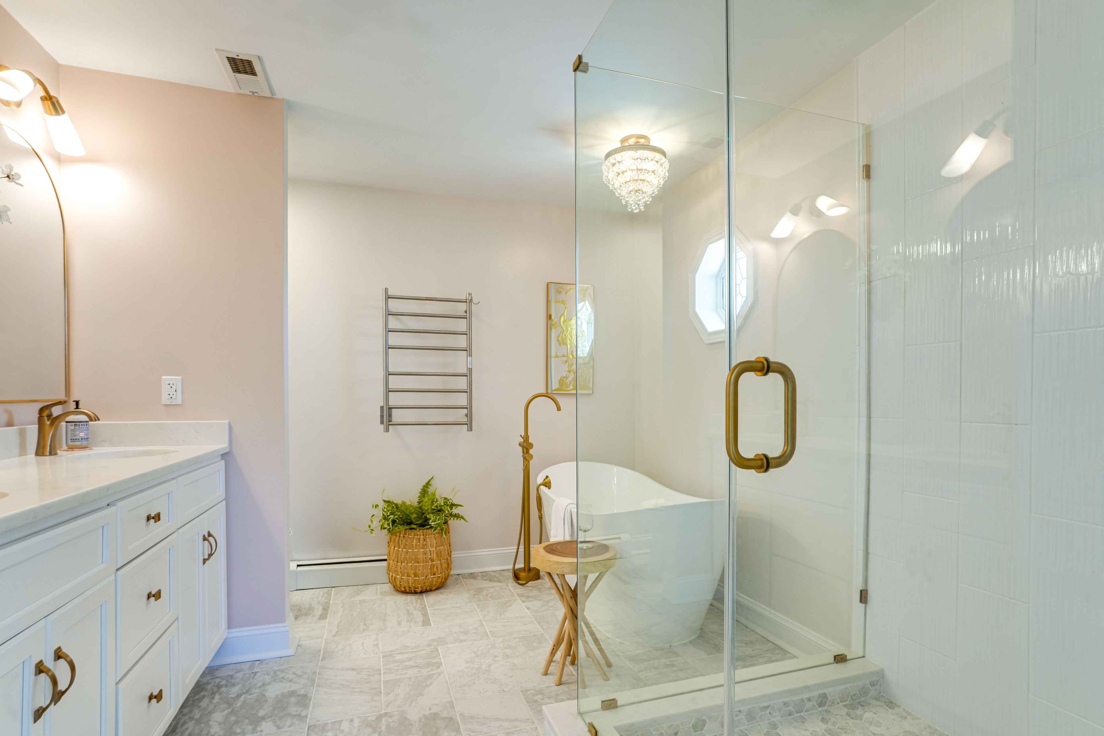 Full Bathroom | 1st Floor | Towels Provided