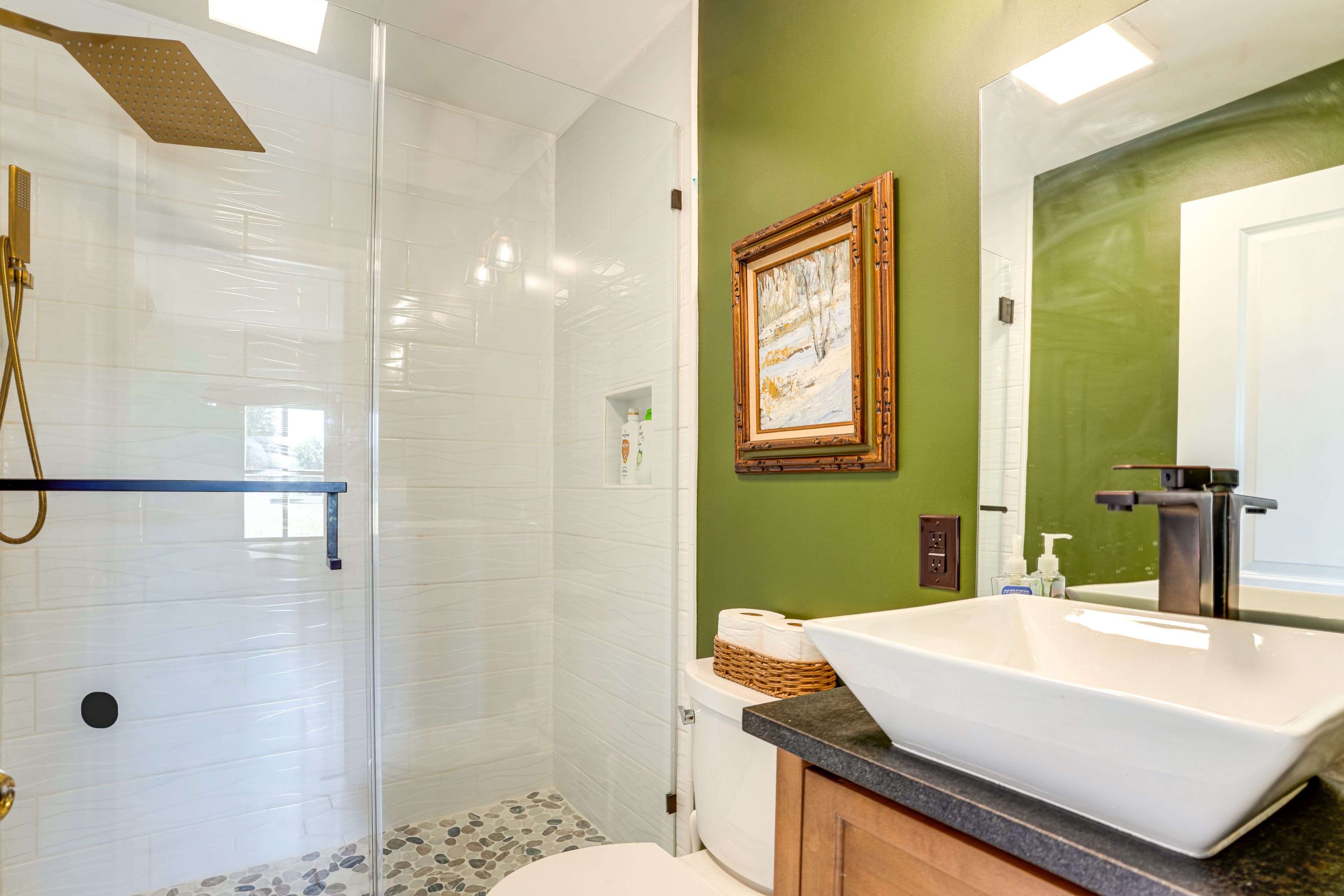 Full Bathroom | 1st Floor | Complimentary Toiletries