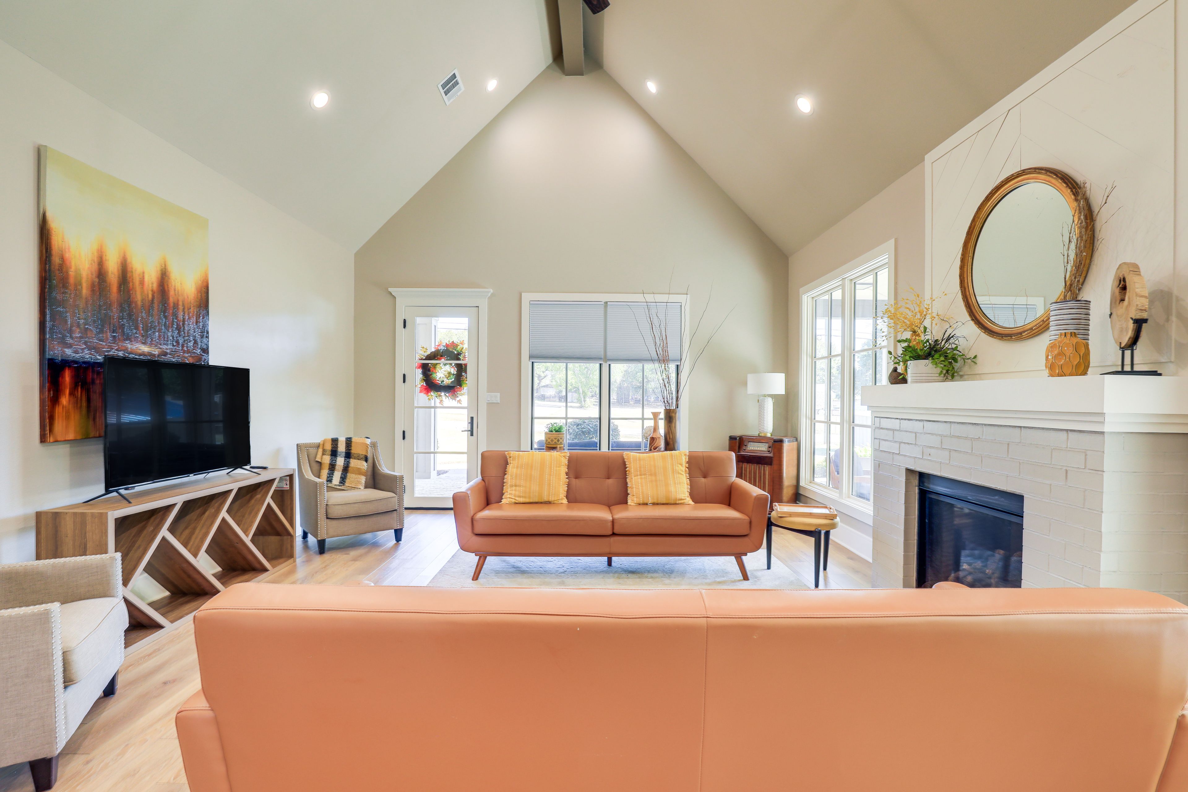 Living Room | Smart TV | Gas Fireplace | Central Air Conditioning/Heat