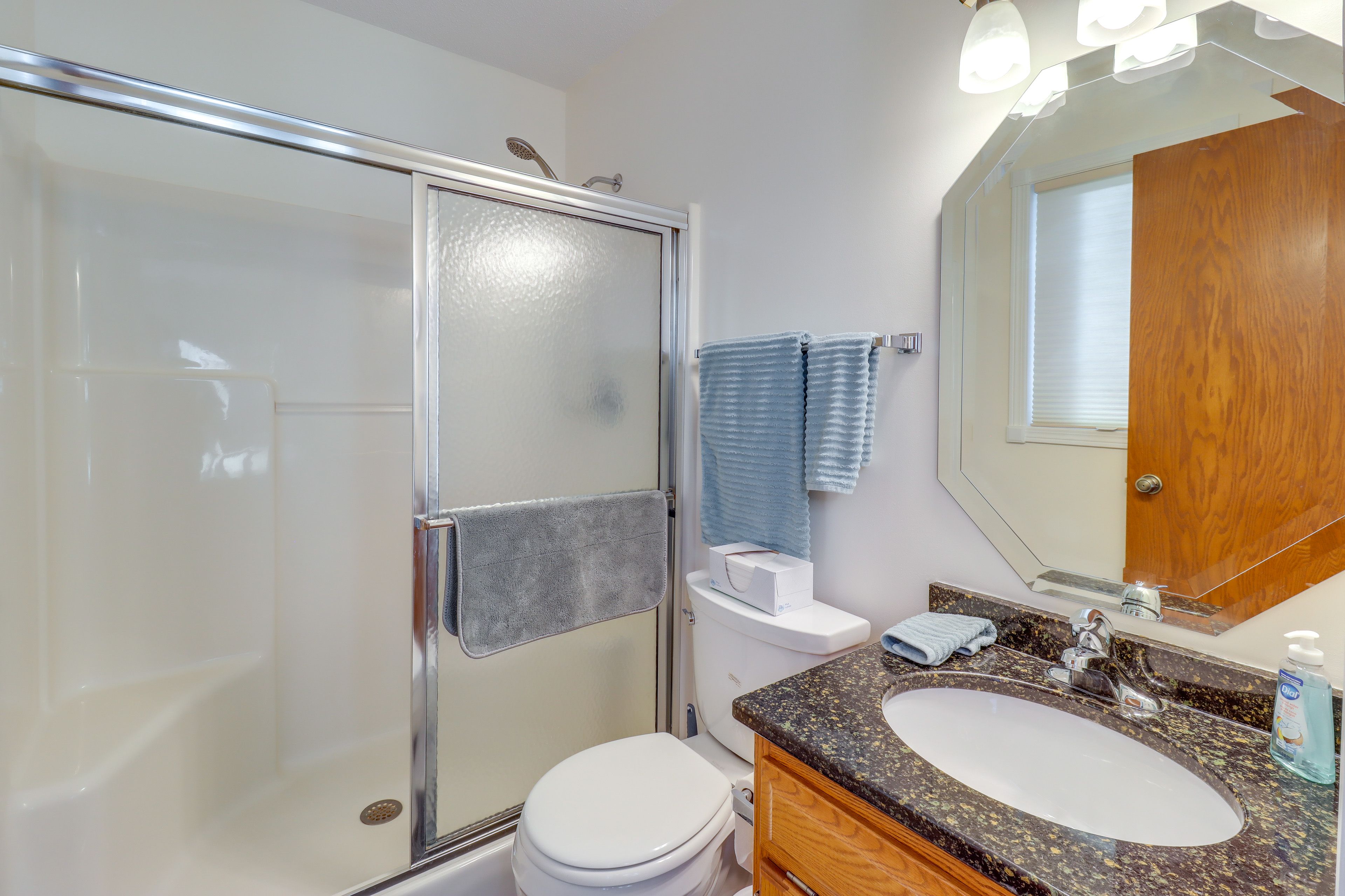 Full Bathroom | 1st Floor | Complimentary Toiletries | Towels Provided