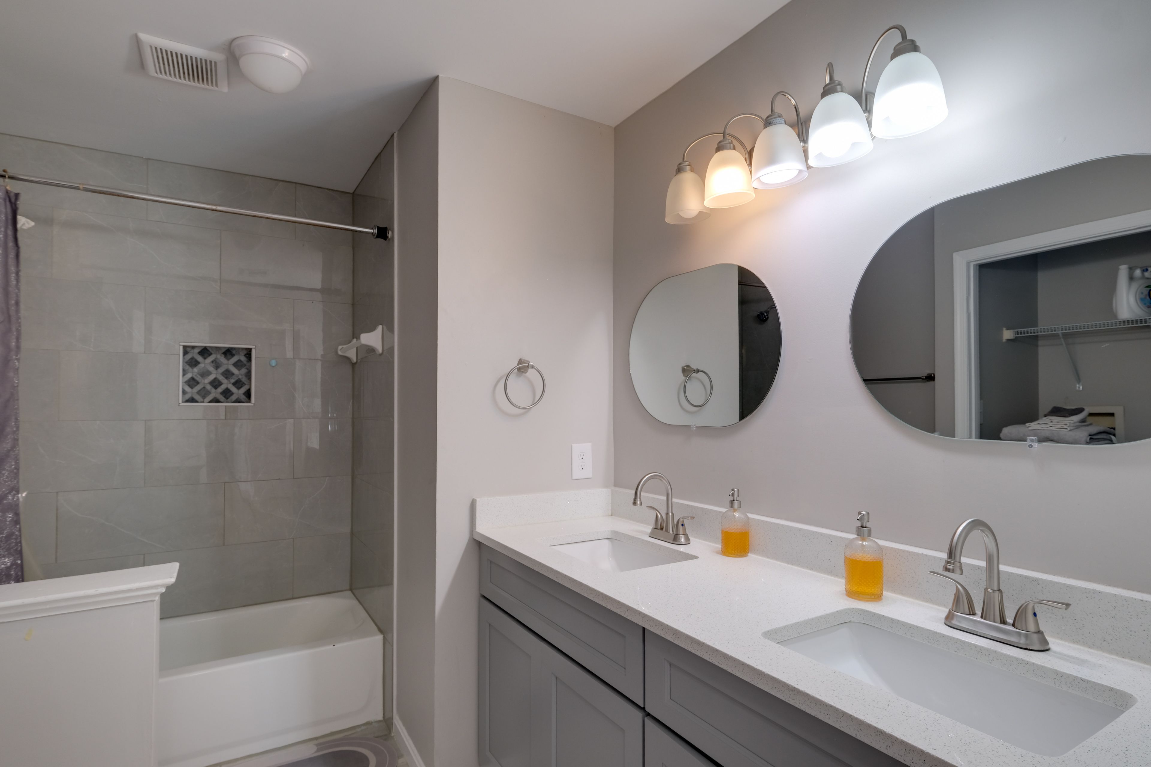 Full Bathroom | 2nd Floor | Washer/Dryer