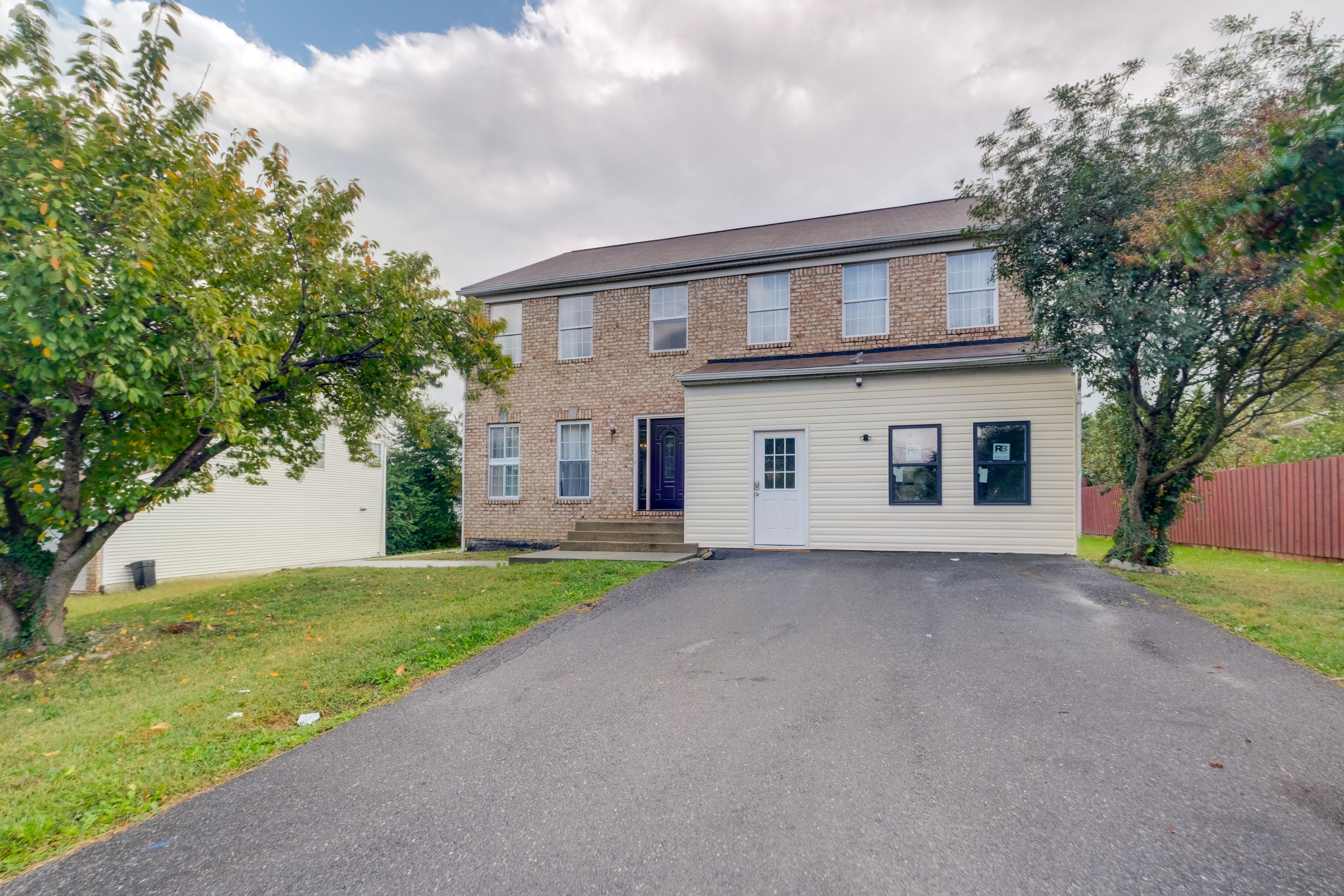 Property Exterior | Shared Driveway (2 Vehicles) | Free Street Parking