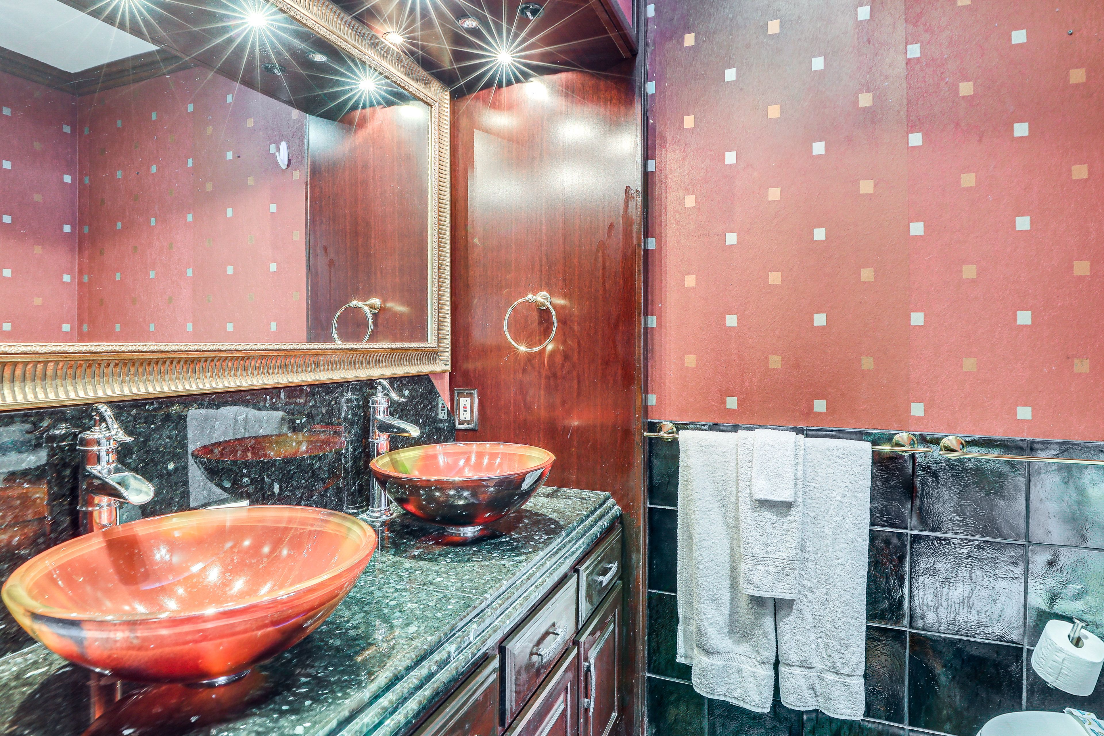Full Bathroom | Towels Provided